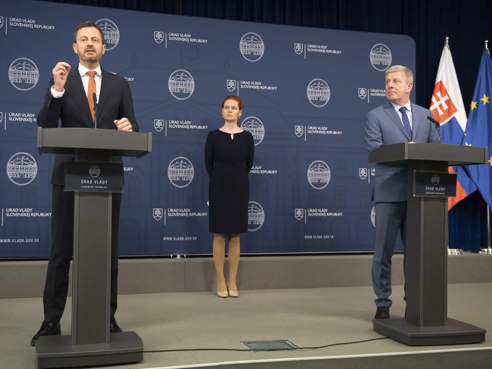 Na snímke vľavo predseda vlády SR Eduard Heger, vpravo minister zdravotníctva SR Vladimír Lengvarský a uprostred generálna riaditeľka sekcie plánu obnovy Úradu vlády SR Lívia Vašáková počas tlačovej konferencie k vyhláseniu výzvy z Plánu obnovy a odolnosti SR na rekonštrukciu nemocníc  8. novembra 2022 v Bratislave.