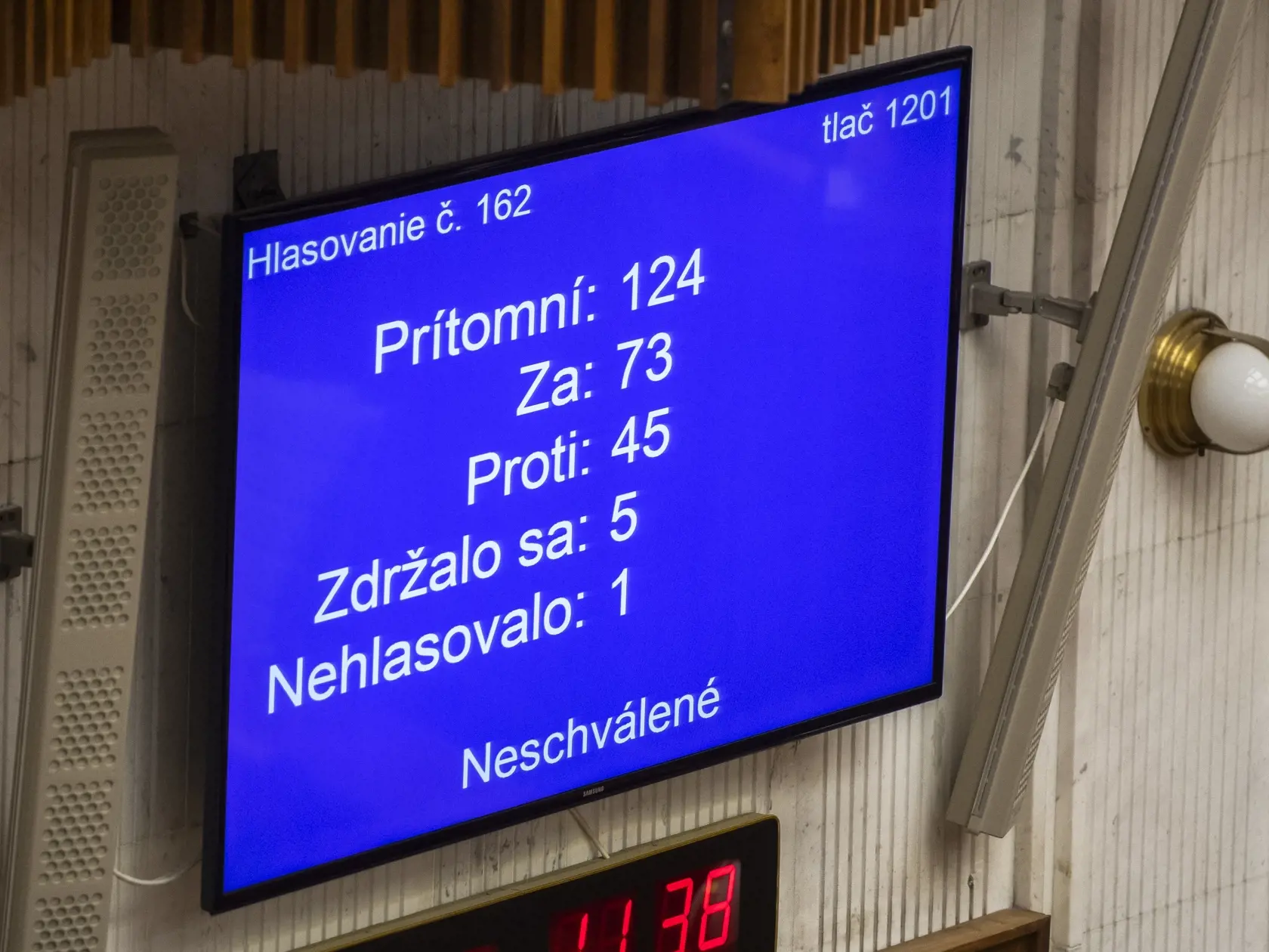 Na snímke tabuľa počas hlasovania na 72. schôdzi NRSR o odvolaní ministra financií SR Igora Matoviča (OĽaNO) v Bratislave 4. októbra 2022.