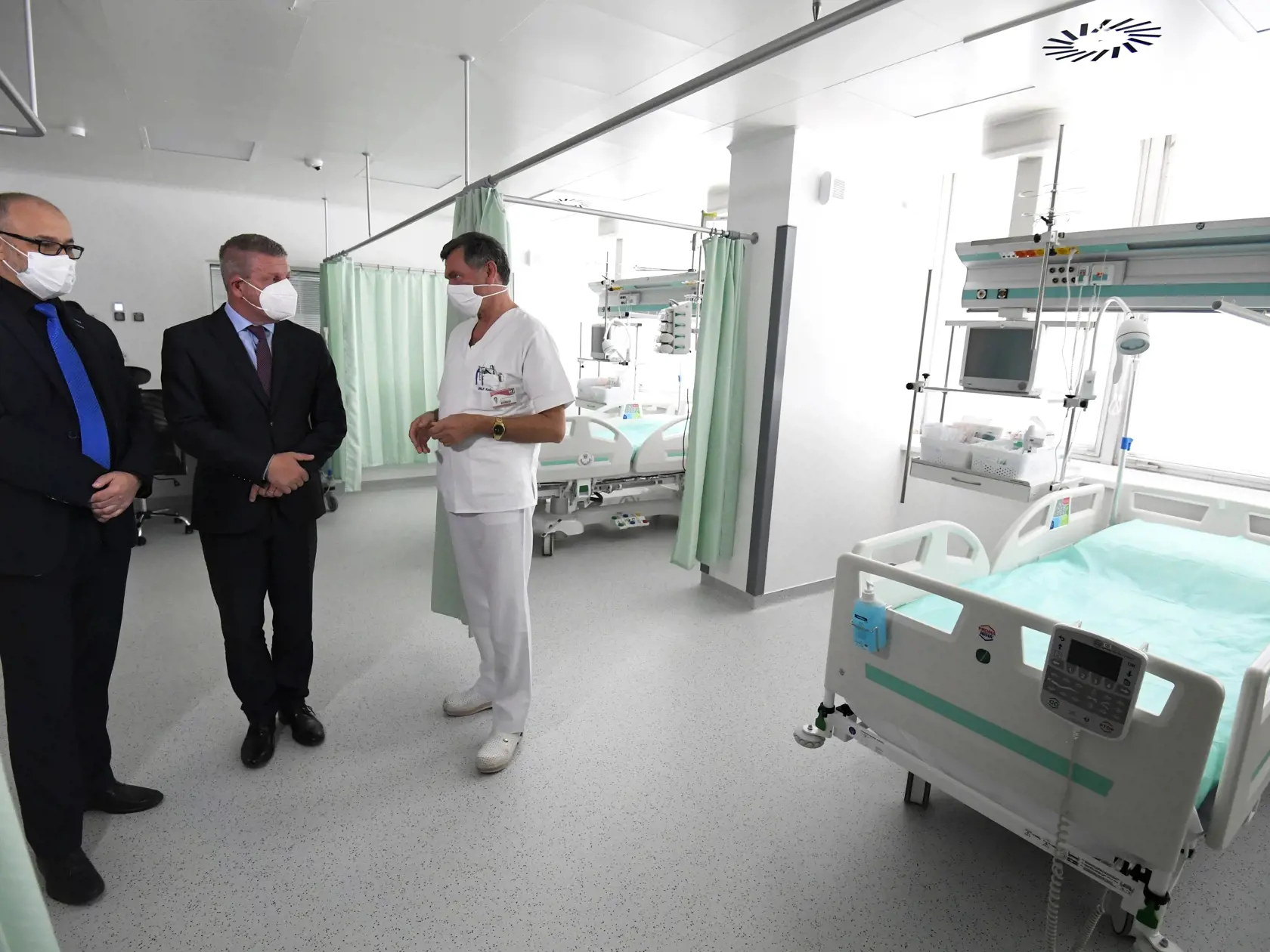 Slávnostné otvorenie zrekonštruovanej a zmodernizovanej Jednotky intenzívnej starostlivosti (JIS) I. chirurgickej kliniky Univerzitnej nemocnice L. Pasteura (UNLP) v Košiciach 23. septembra 2022.  Na snímke zľava riaditeľ UNLP Košice Ľuboslav Beňa, minister zdravotníctva SR Vladimír Lengvarský (nominant OĽaNO) a prednosta I. chirurgickej kliniky prof. Jozef Radoňak počas prehliadky priestorov.