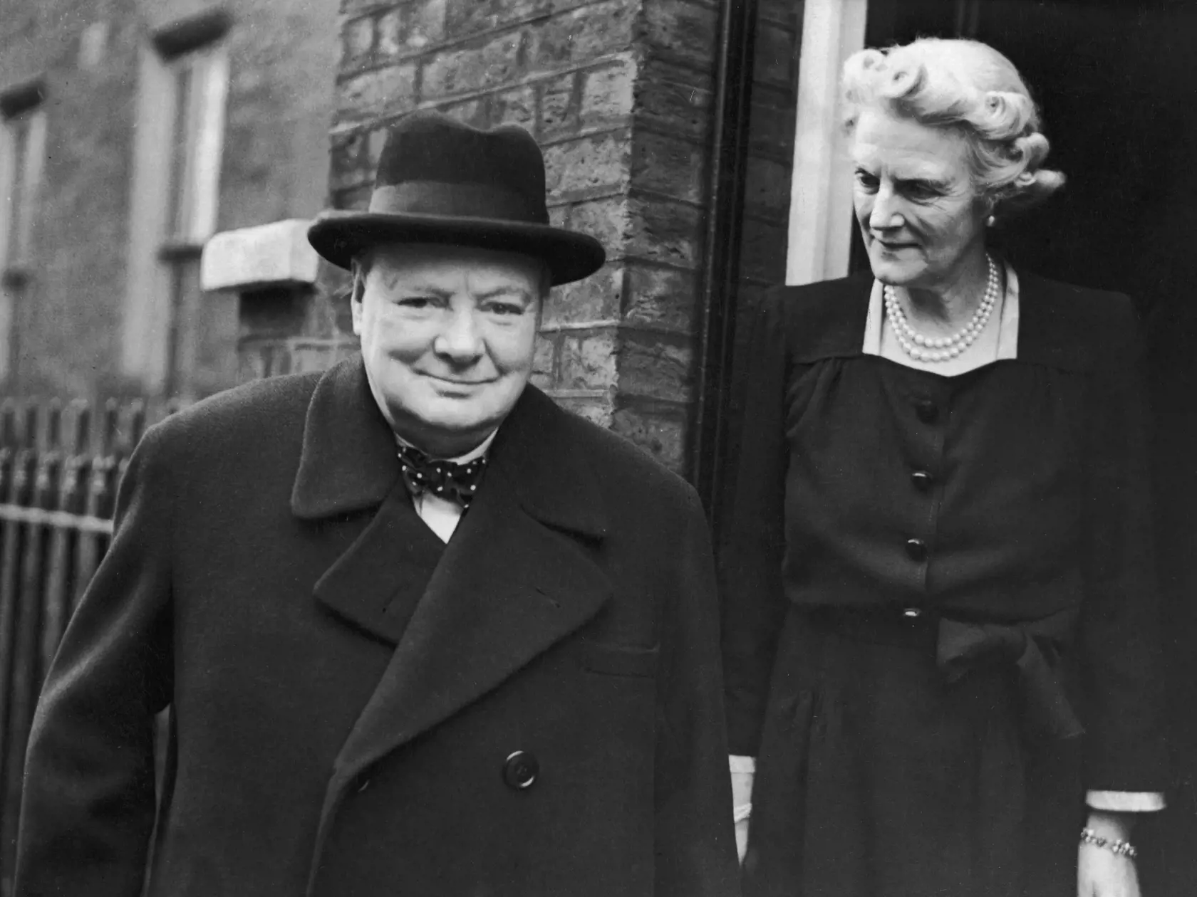 Churchill počas svojich 71. narodenín, na fotografii aj s manželkou Clemmie.