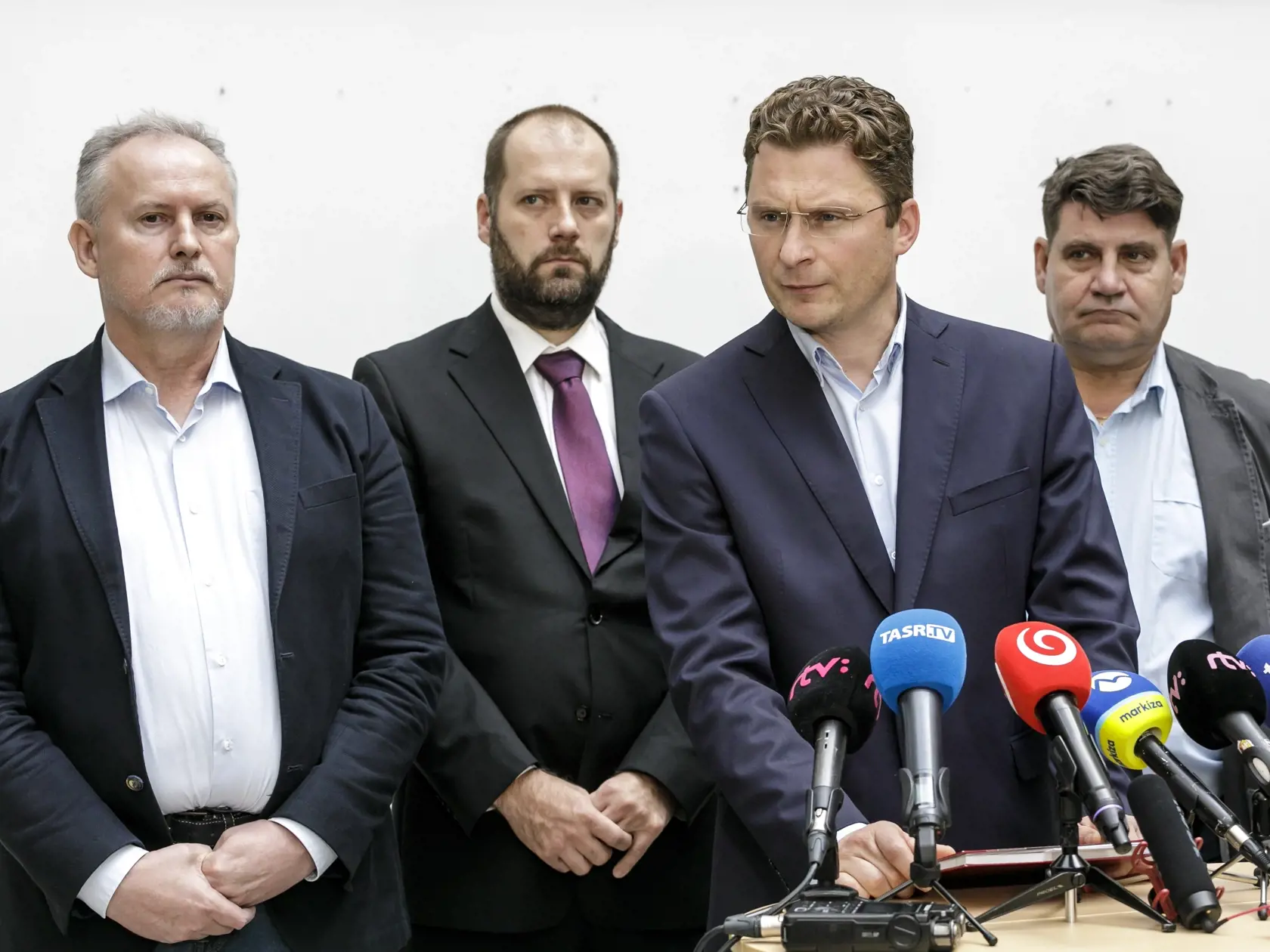 Na snímke zľava predseda Základnej odborovej organizácie Lekárskeho odborového združenia (LOZ) v Detskom kardiocentre – NÚSCH, a.s., Bratislava Ján Sýkora, podpredseda LOZ Miroslav Mendel, predseda LOZ Peter Visolajský a Zoltán Jány z LOZ Kramáre počas brífingu Lekárskeho odborového združenia po stretnutí s ministrom zdravotníctva SR Vladimírom Lengvarským v Bratislave v utorok 4. októbra 2022.