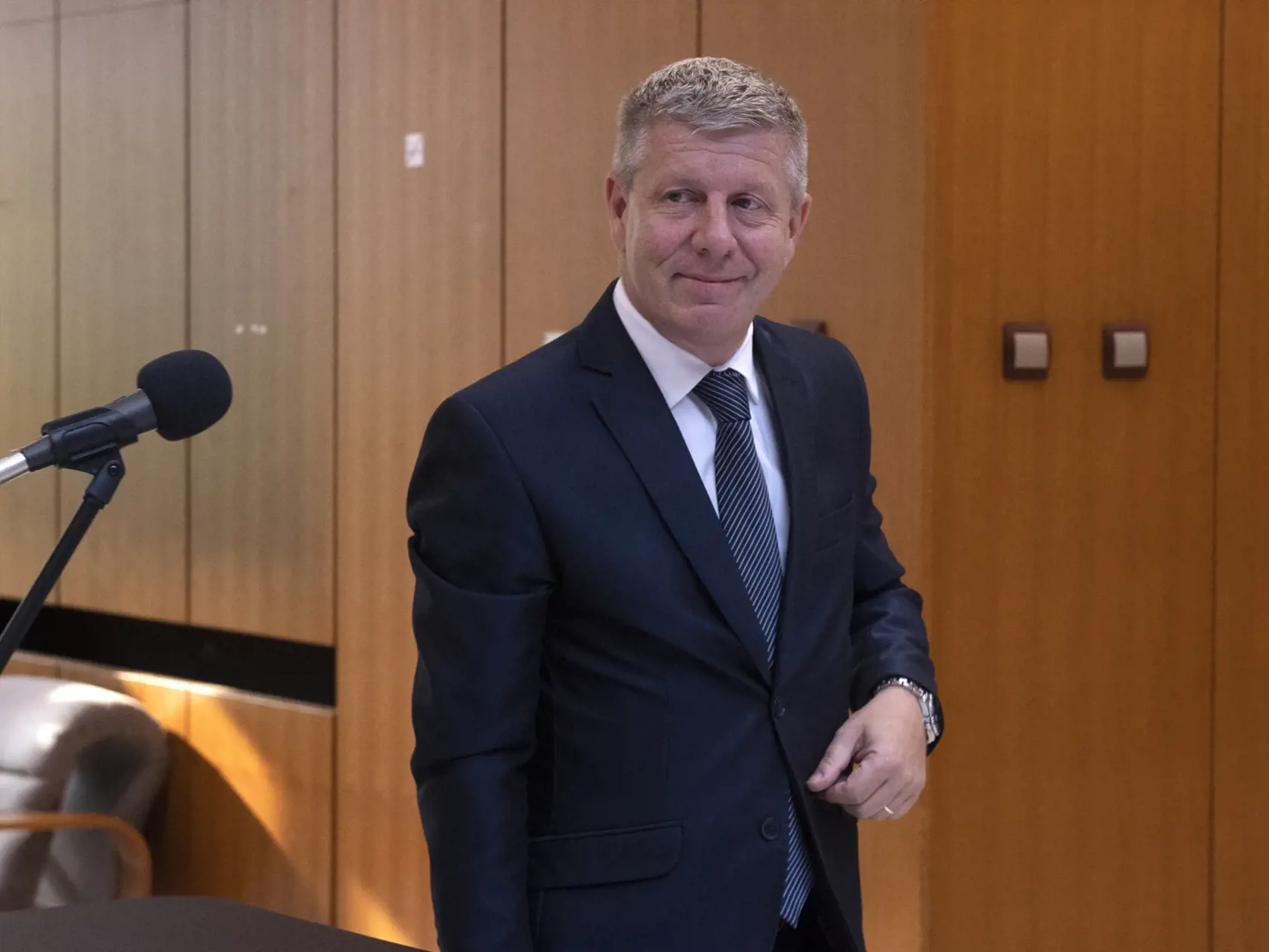 Na snímke minister zdravotníctva SR Vladimír Lengvarský (nominant OĽaNO) prichádza na rokovanie vlády SR 1. júla 2022 v Bratislave.