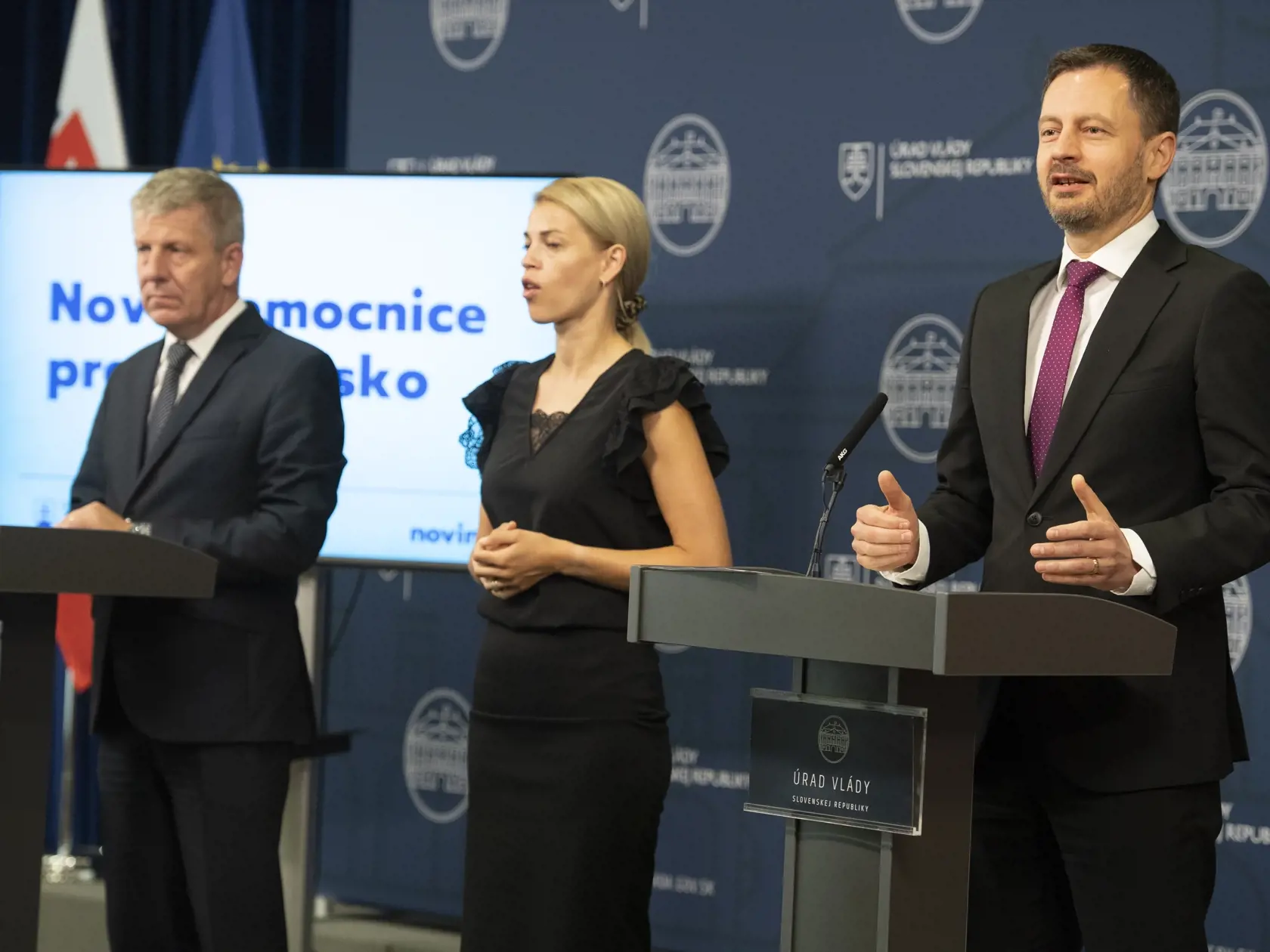 Na snímke vpravo predseda vlády SR Eduard Heger (OĽaNO) a vľavo minister zdravotníctva SR Vladimír Lengvarský (nominant OĽaNO) počas tlačovej konferencie 1. júla 2022 v Bratislave. Z plánu obnovy sa bude financovať výstavba nemocníc na bratislavských Rázsochách a v Martine. V piatok o tom rozhodla vláda.