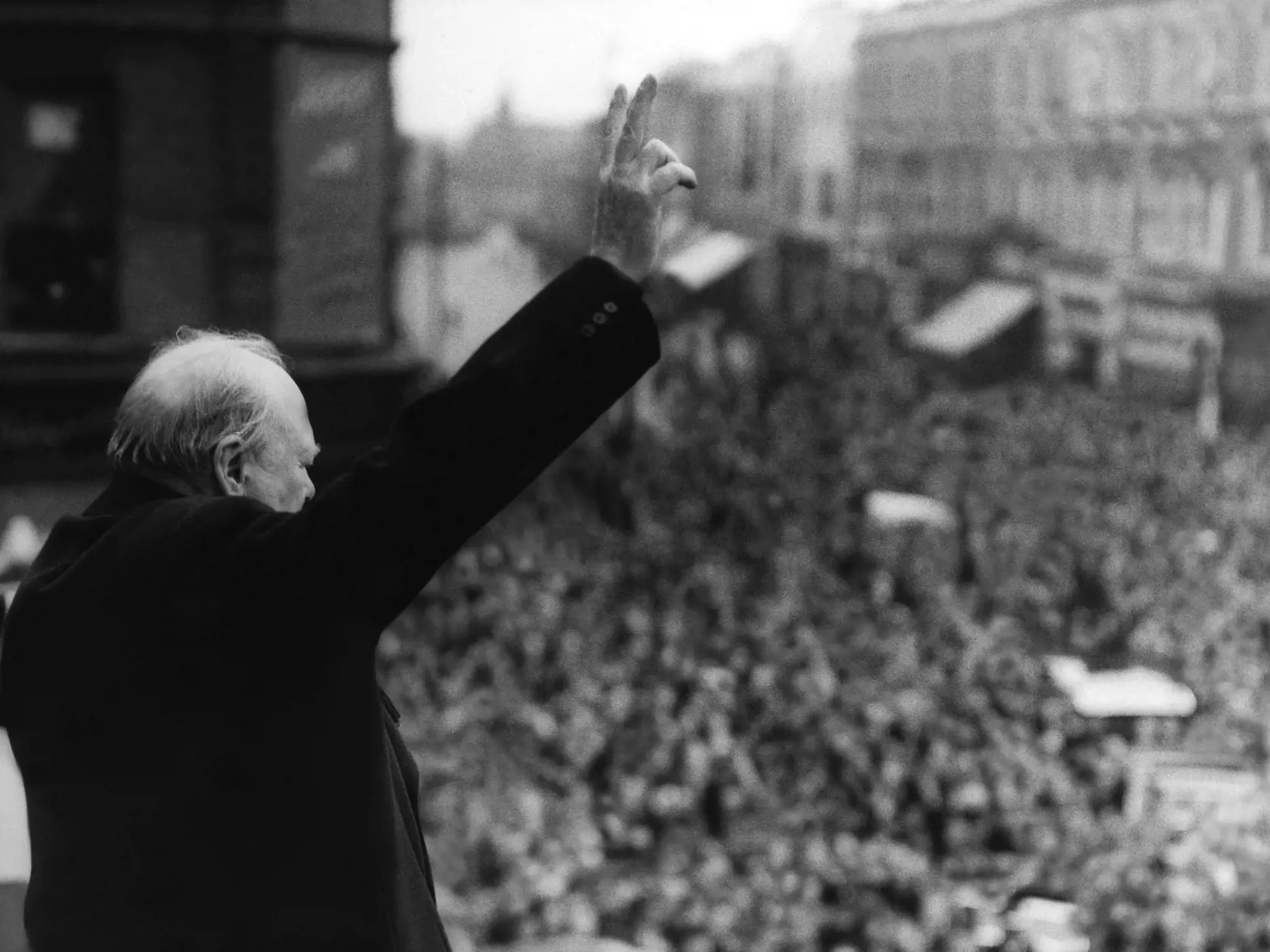1945: Winston Churchill (1874 - 1965) oslavuje víťazstvo v II. svetovej vojne