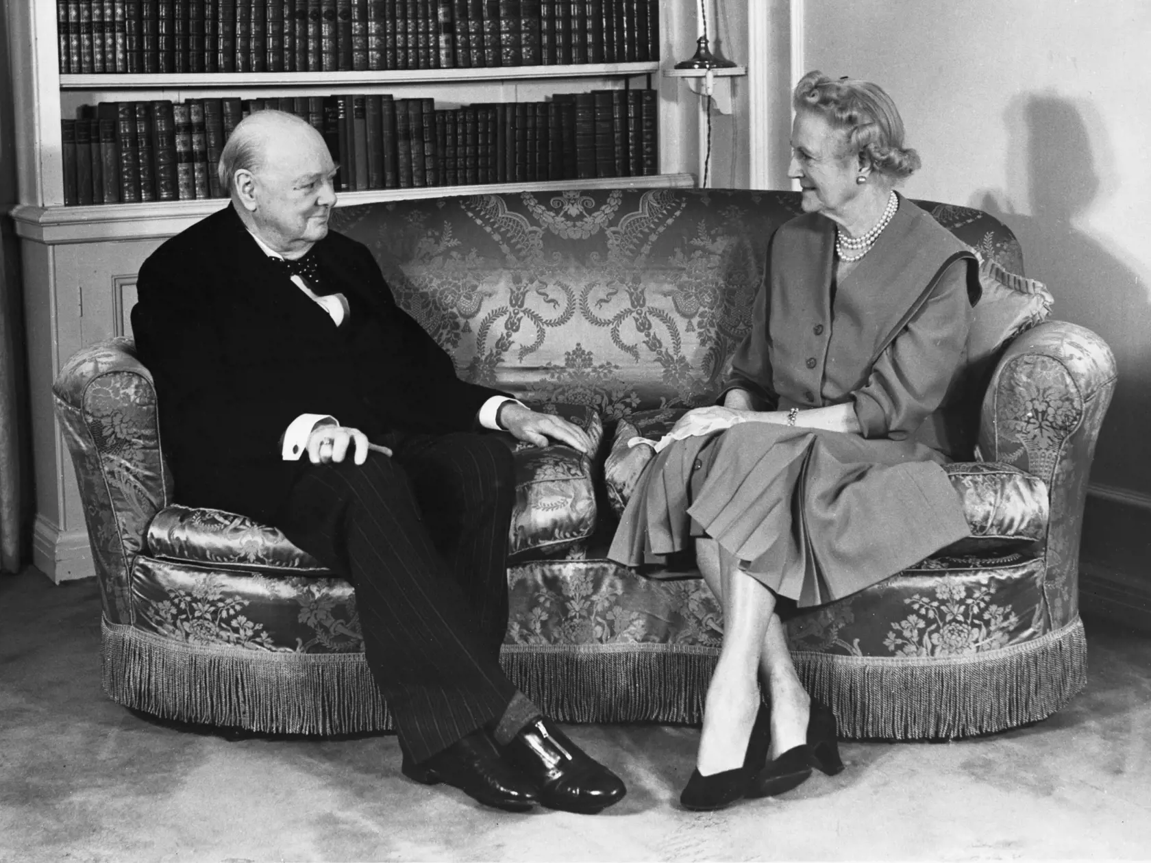 Winston Churchill (1874 - 1965) a jeho manželka Clementine (1885 - 1977) počas pózovania kvôli narodeninovému portrétu. Churchill slávil 82. narodeniny.