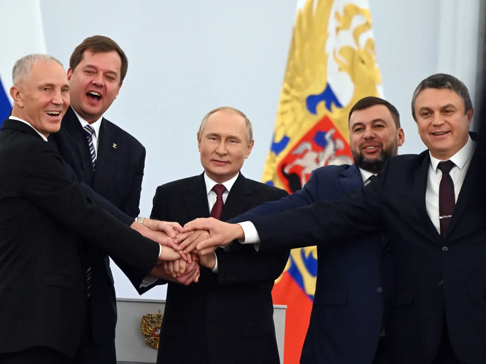 Zľava Moskvou dosadený líder Chersonskej oblasti na juhu Ukrajiny Vladimir Saldo, Moskvou dosadený líder Záporožskej oblasti Jevgenij Balickij, ruský prezident Vladimir Putin, líder Doneckej ľudovej republiky Denis Pušilin a líder samozvanej Luhanskej ľudovej republiky Leonid Pasečnik pózujú počas podpisu zmluvy o pričlenení štyroch okupovaných oblastí Ukrajiny k Rusku, v Kremli v Moskve 30. septembra 2022.