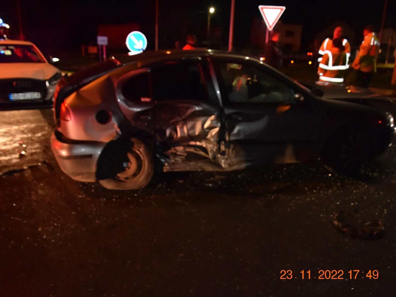 Pri dopravnej nehode troch vozidiel, ku ktorej došlo v stredu (23. 11.) podvečer v Lučenci, sa zranili dve osoby.
