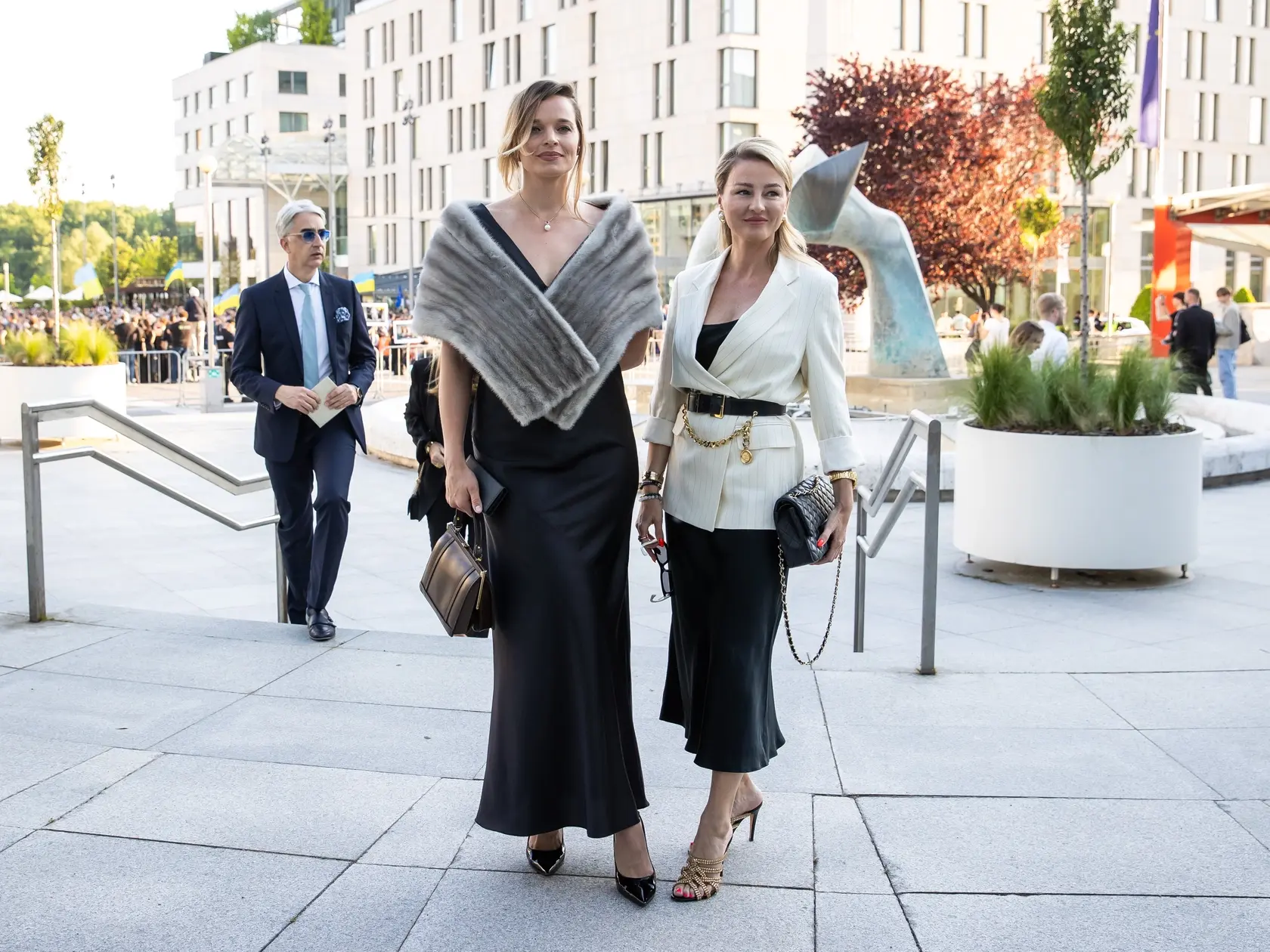 Na snímke vľavo Romana Tabaková a Kristína Kormúthová, ktoré prichádzajú na vystúpenie ruskej opernej speváčky Anny Netrebko do novej budovy Slovenského národného divadla v Bratislave. 