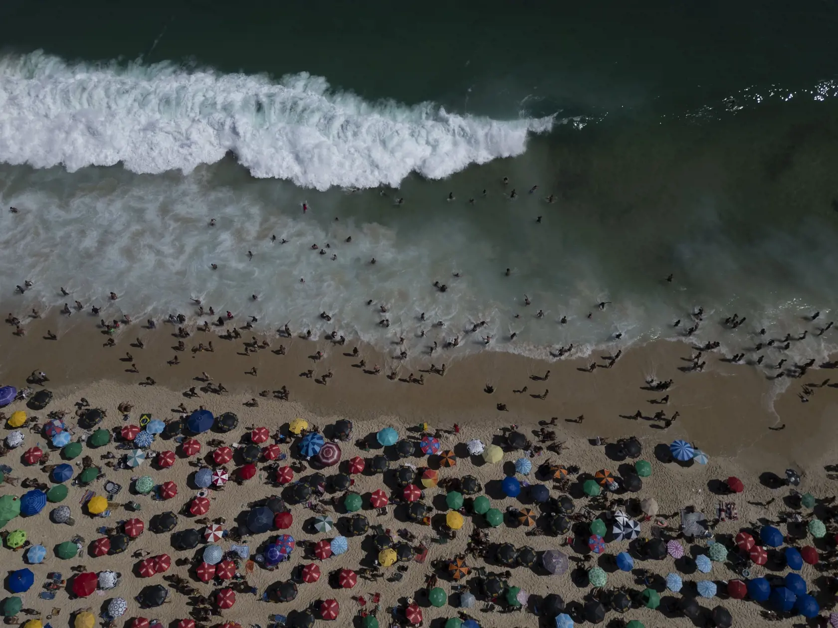 WA 55 Rio de Janeiro - Ľudia sa opaľujú počas letných horúčav na pláži Ipanema v Riu de Janeiro v nedeľu 16. februára 2025. FOTO TASR/AP

People flock to Ipanema beach during summer in Rio de Janeiro, Sunday, Feb. 16, 2025. (AP Photo/Bruna Prado)