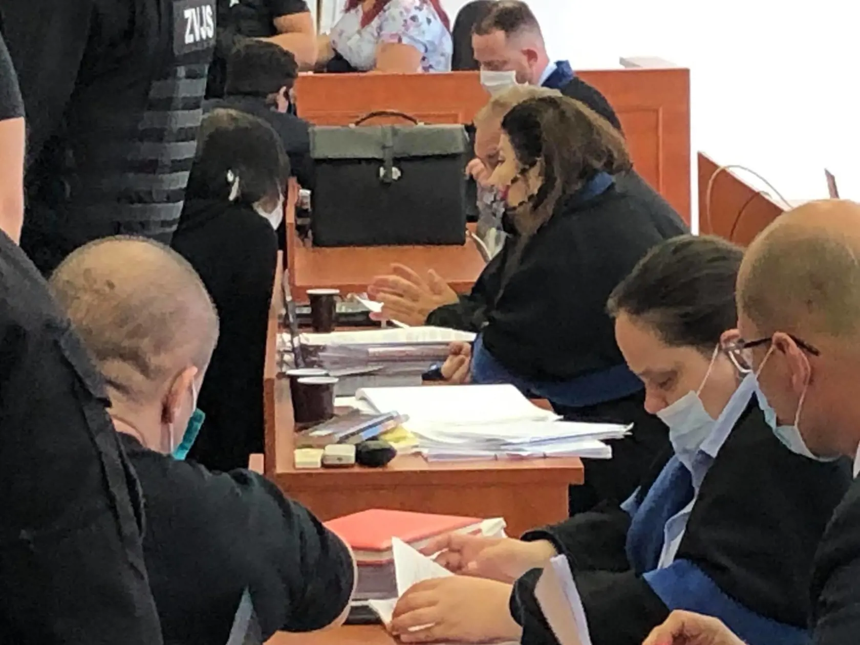 Obžalovaní Marian Kočner, Alena Zsuzsová a Tomáš Szabó sa pred pojednávaním radia so svojimi obhajcami.