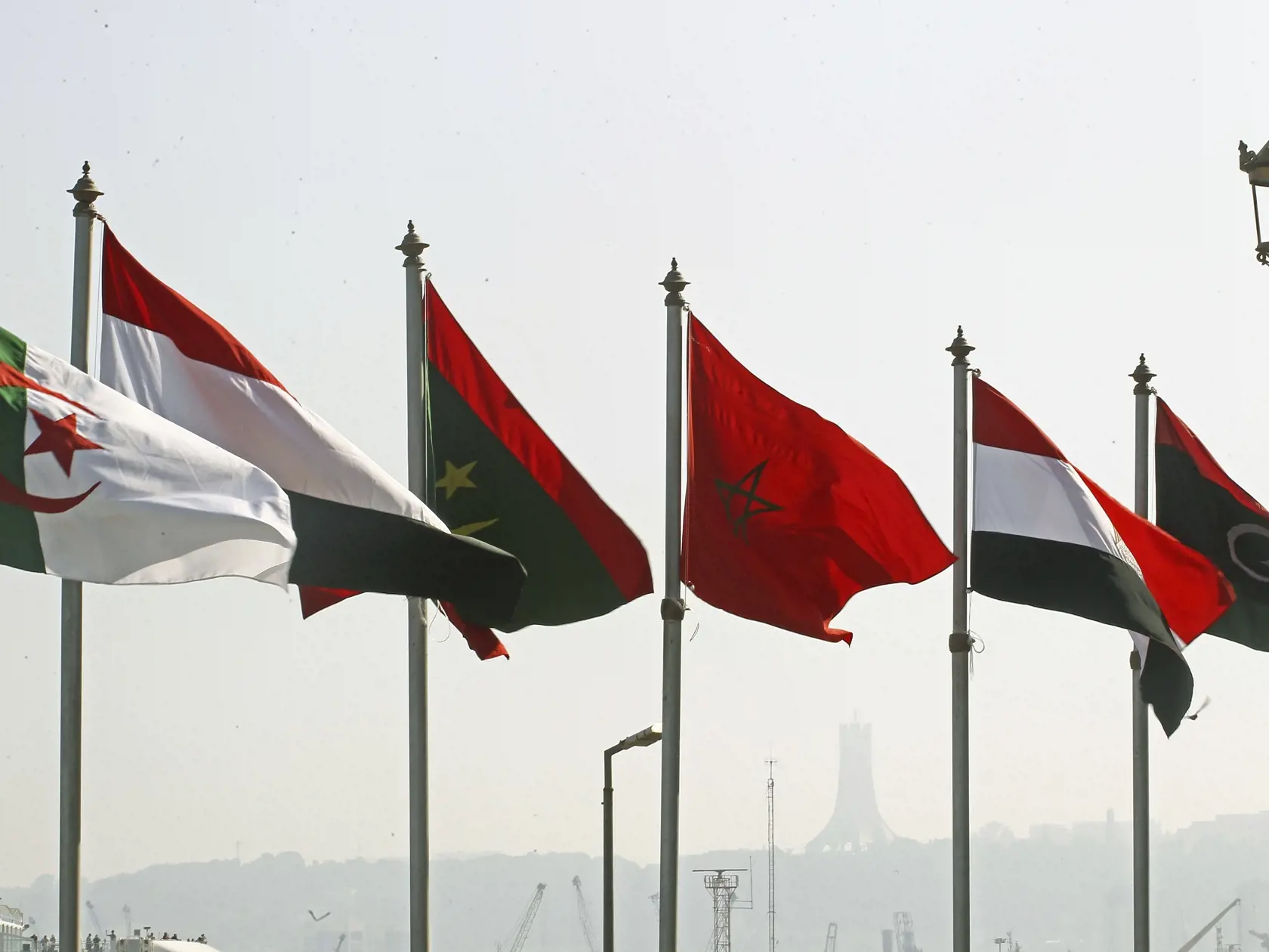 WA 36 Alžír - Vlajky krajín vejú pred začiatkom summitu Ligy arabských štátov (LAŠ) v alžírskej metropole Alžír v pondelok 31. októbra 2022. V Alžírsku sa koná 31. summit LAŠ, prvý od vypuknutia pandémie ochorenia COVID-19.  Agenda regiónu sa za ostatné tri roky drasticky zmenila. Medzi nové výzvy sa zaradilo nadviazať diplomatické vzťahy medzi Izraelom a krajinami Perzského zálivu a dôsledky vojny na Ukrajine. FOTO TASR/AP

  
Flags of Arab countries are seen in Algiers, Algeria, Monday, Oct. 3