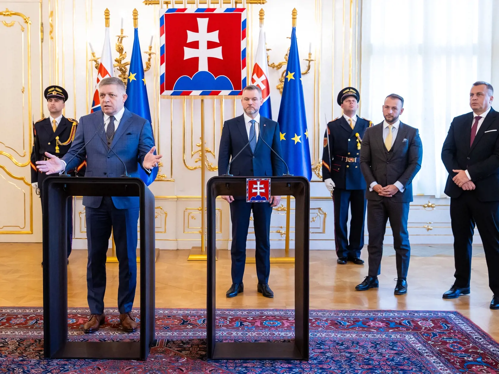 Stretnutie politických strán k zahraničnopolitickej orientácii Slovenska s prezidentom SR v prezidentskom paláci. Na snímke je zľava predseda vlády SR Robert Fico, prezident SR Peter Pellegrini, minister vnútra Matúš Šutaj Eštok a Andrej Danko.