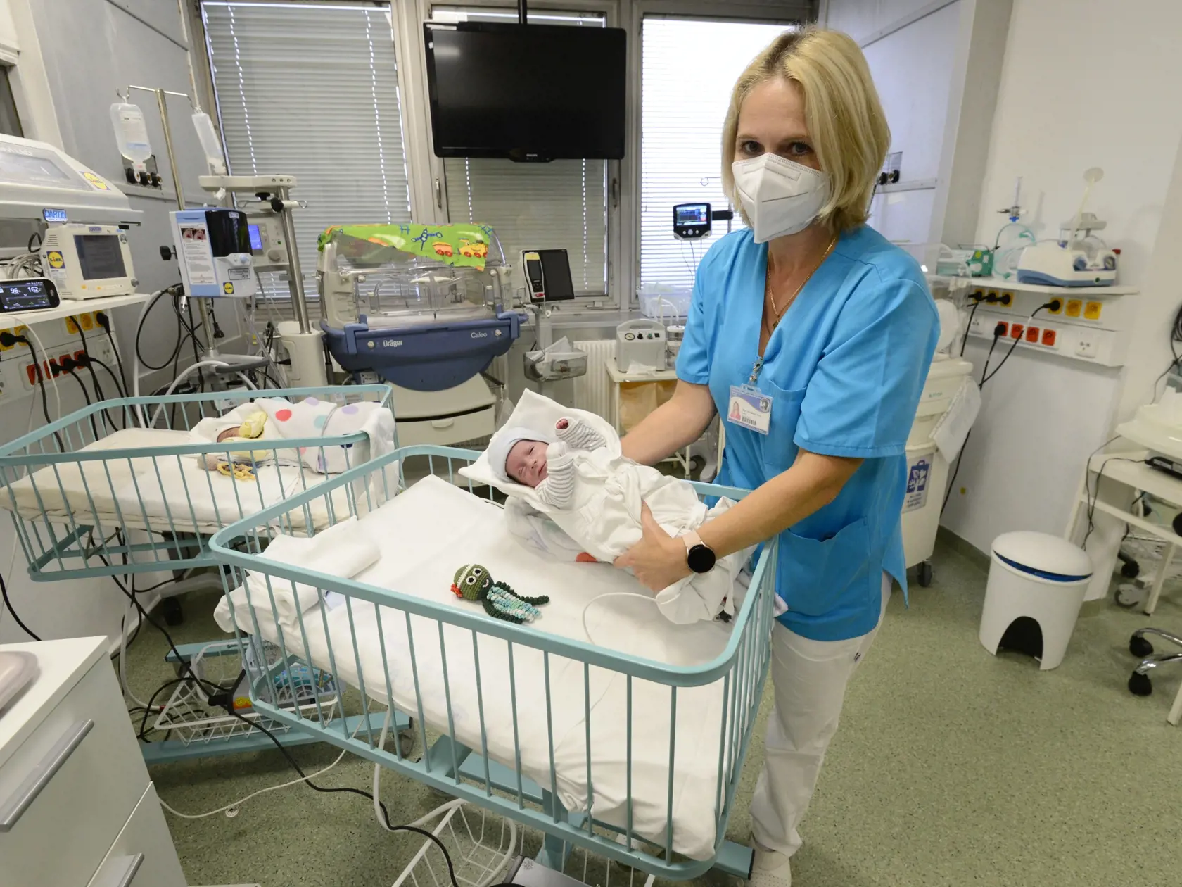 Otvorenie zrekonštruovanej a zmodernizovanej JIS Neonatologického oddelenia Univerzitnej nemocnice L. Pasteura (UNLP). Na snímke zdravotná sestra s dieťaťom.  Košice, 29. septembra 2022  FOTO TASR – Milan Kapusta
