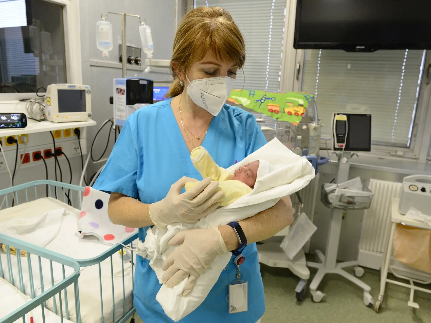 Otvorenie zrekonštruovanej a zmodernizovanej JIS Neonatologického oddelenia Univerzitnej nemocnice L. Pasteura (UNLP). Na snímke zdravotná sestra s dieťaťom.  Košice, 29. septembra 2022  FOTO TASR – Milan Kapusta
