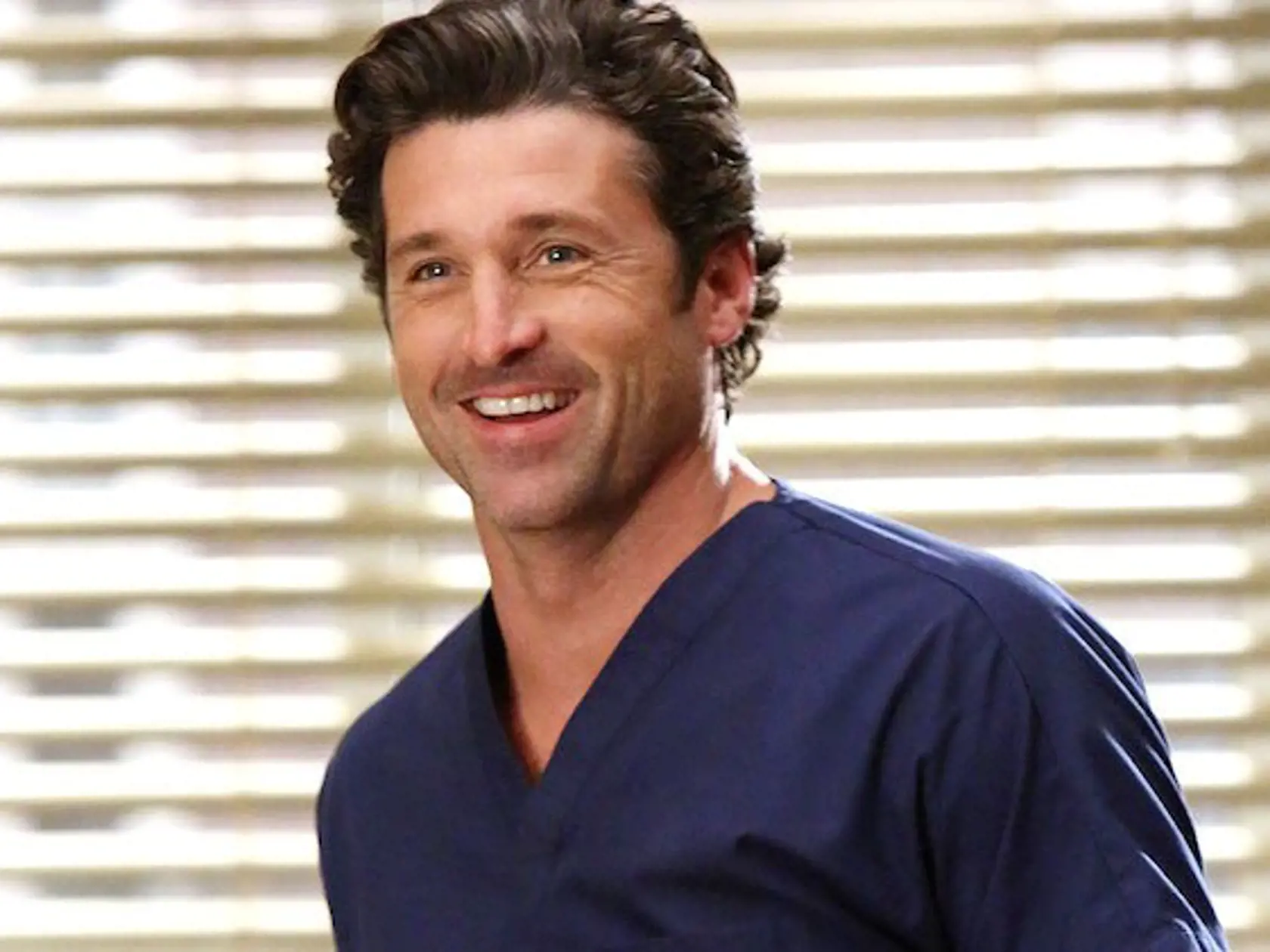 Seriálový lekár Patrick Dempsey zas nedá dopustiť na červené tenisky. Nosí ich vždy, keď sadá do auta
