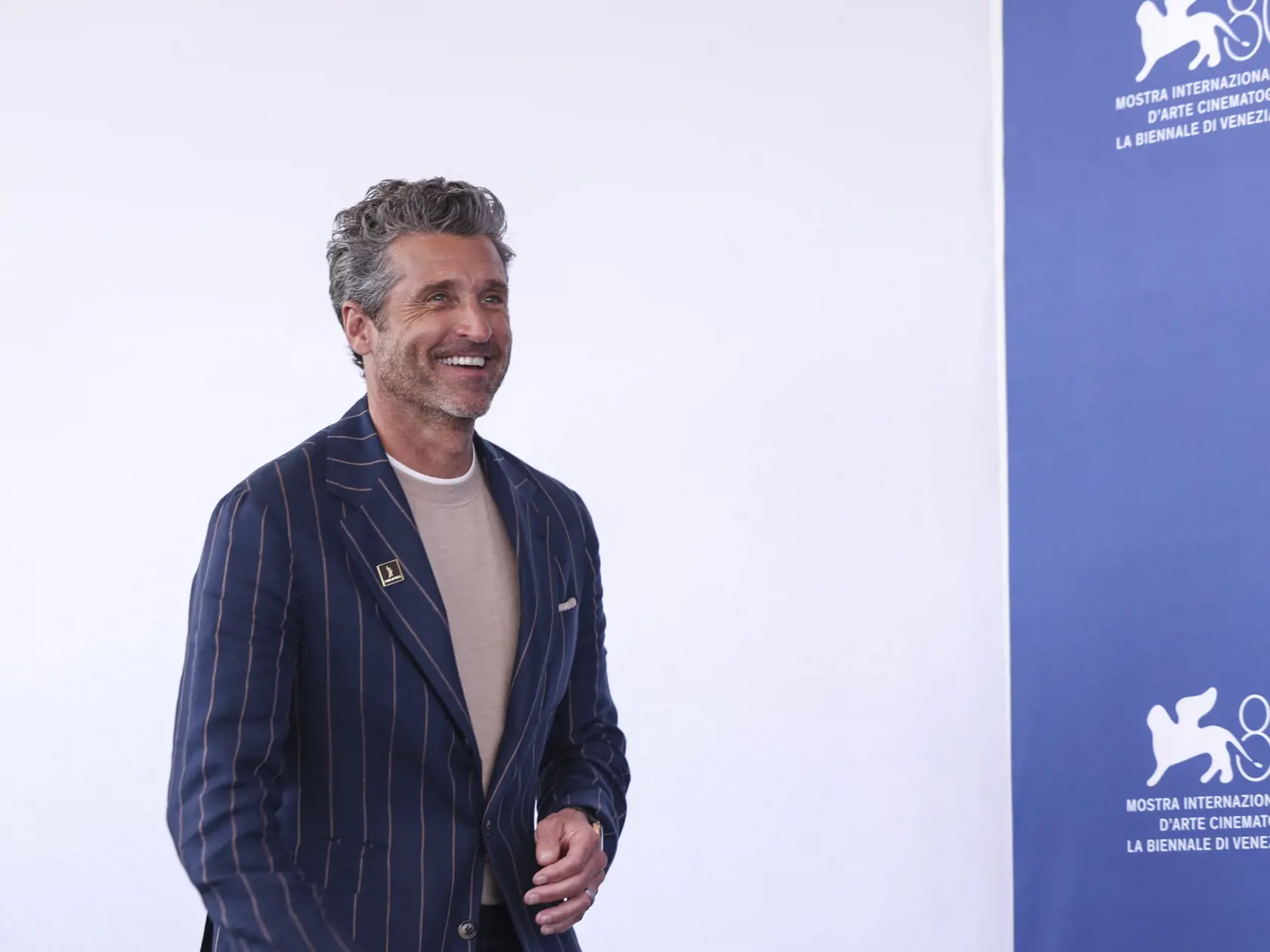 JB 11 Benátky - Herec Patrick Dempsey pózuje fotografom počas fototermínu k filmu 'Ferrari' na 80. ročníku medzinárodného filmového festivalu v Benátkach 31. augusta 2023. FOTO TASR/AP

Patrick Dempsey poses for photographers during the photo call for the film 'Ferrari' during the 80th edition of the Venice Film Festival in Venice, Italy, on Thursday, Aug. 31, 2023. (Photo by Vianney Le Caer/Invision/AP)