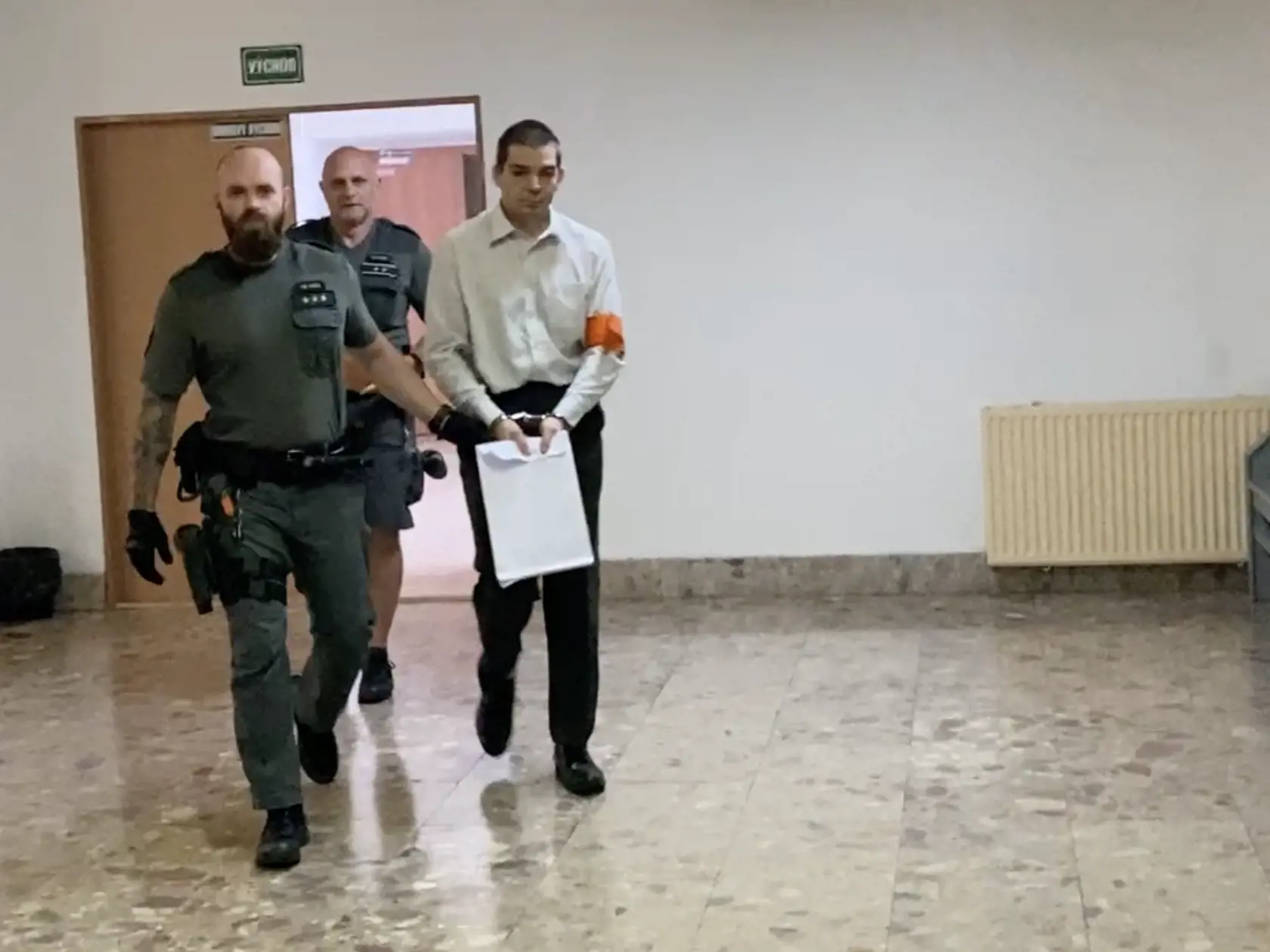 Lukáš Demek (43) je od vlaňajšieho decembra vo väzbe. Vinia ho zo zločinu obmedzovania osobnej slobody za to, že zamykal školáčku Elenu (16) v stodole pri svojom rodinnom dome a mal s ňou vzťah.