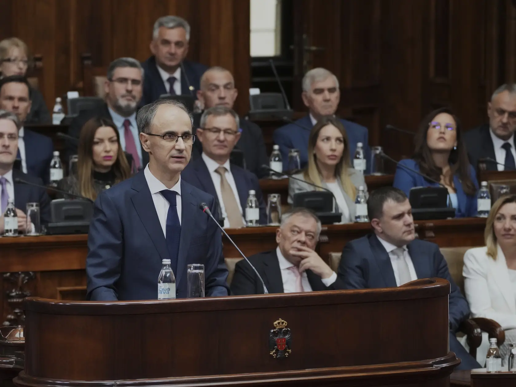 Dezignovaný srbský premiér Djuro Macut predstavuje poslancom parlamentu plán novej vlády v utorok 15. apríla 2025 v Belehrade.