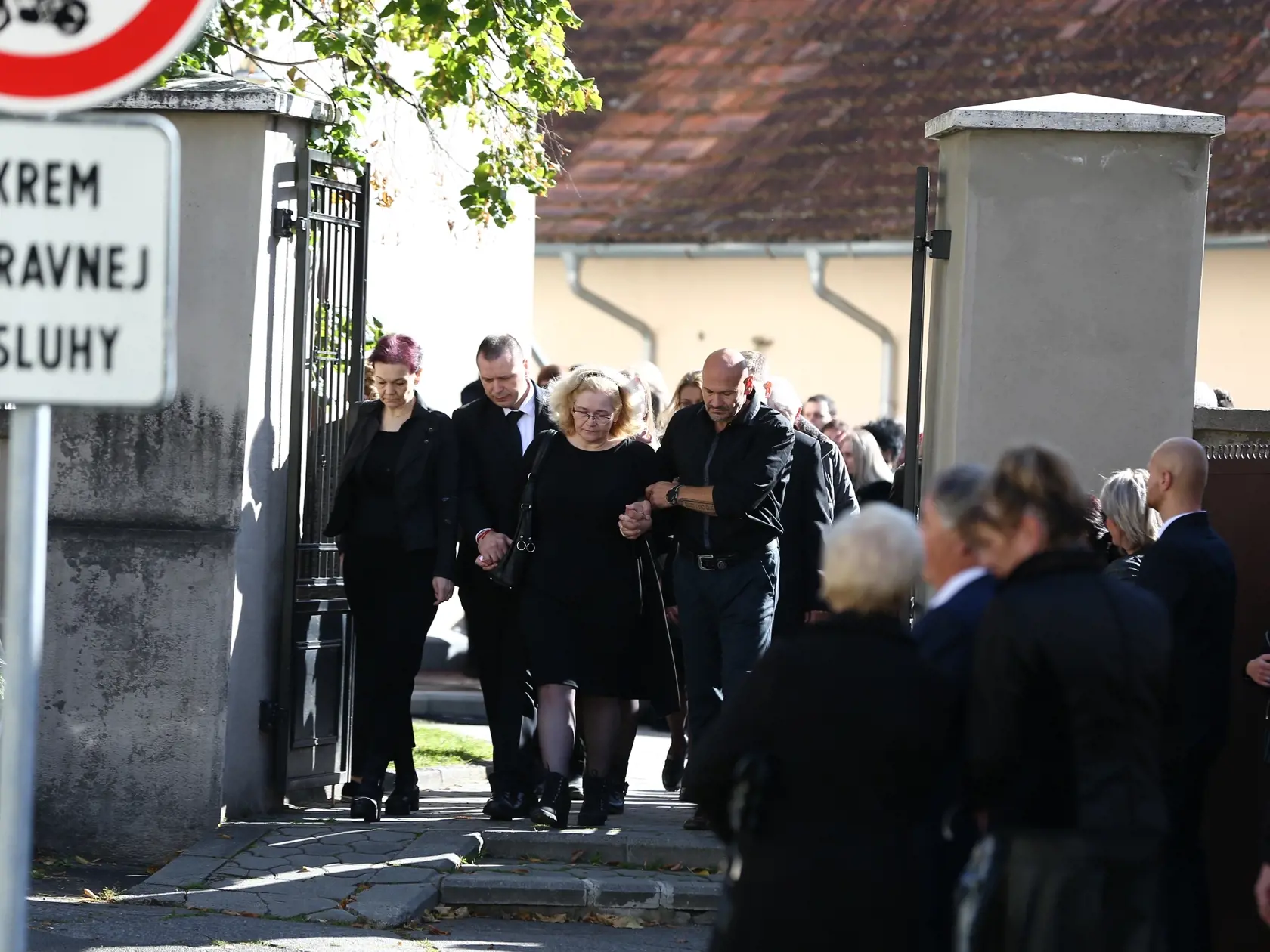 Posledná rozlúčka s nadanou študentkou Broňou. V sobotu (8.10.) sa rozlúčili rodiny Mareka a Brone so svojími milovanými deťmi, vnúčatami, a súrodencami. Ich mladé životy vyhasli vinou opitého vodiča.