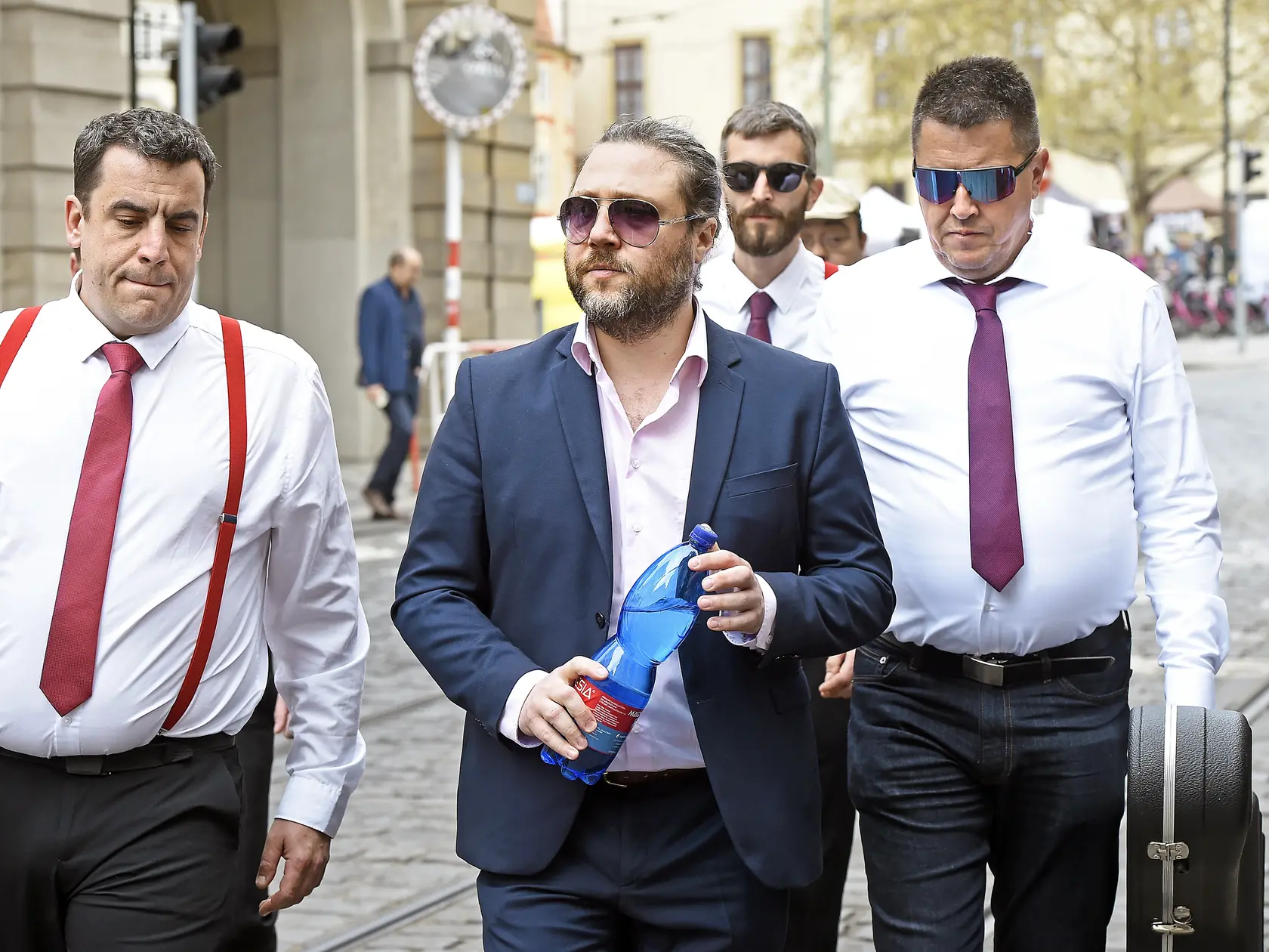 Brat Aničky jej zahral na gitaru.