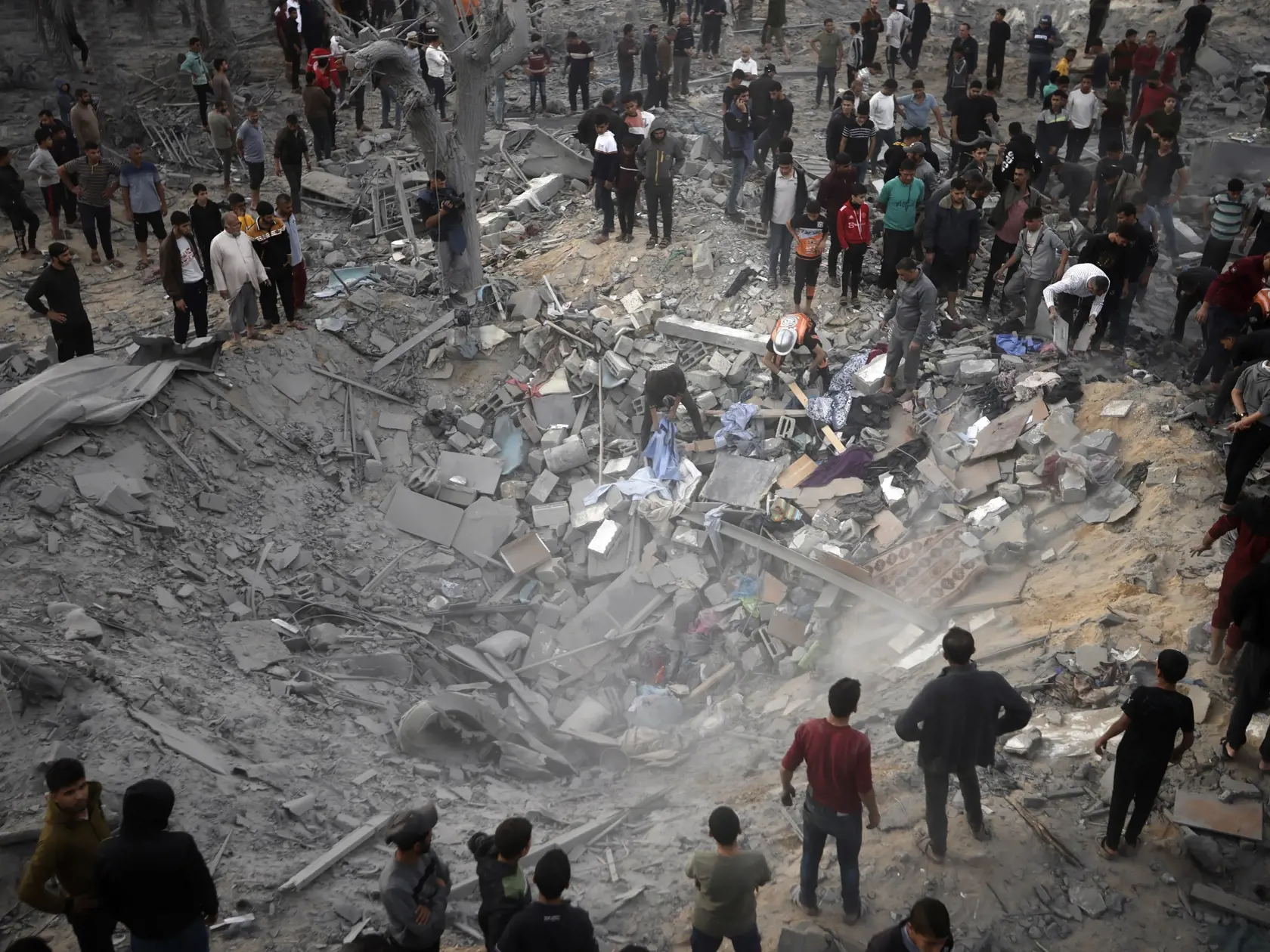 JB 15 Chán Júnis - Palestínčania skúmajú škody zničeného domu po izraelskom bombardovaní pásma Gazy v meste Chán Júnis, na juhu pásma Gazy 22. novembra 2023. FOTO TASR/AP

Palestinians inspect the damage of a destroyed house following Israeli airstrikes in the town of Khan Younis, southern Gaza Strip, Wednesday, Nov. 22, 2023. (AP Photo/Mohammed Dahman)