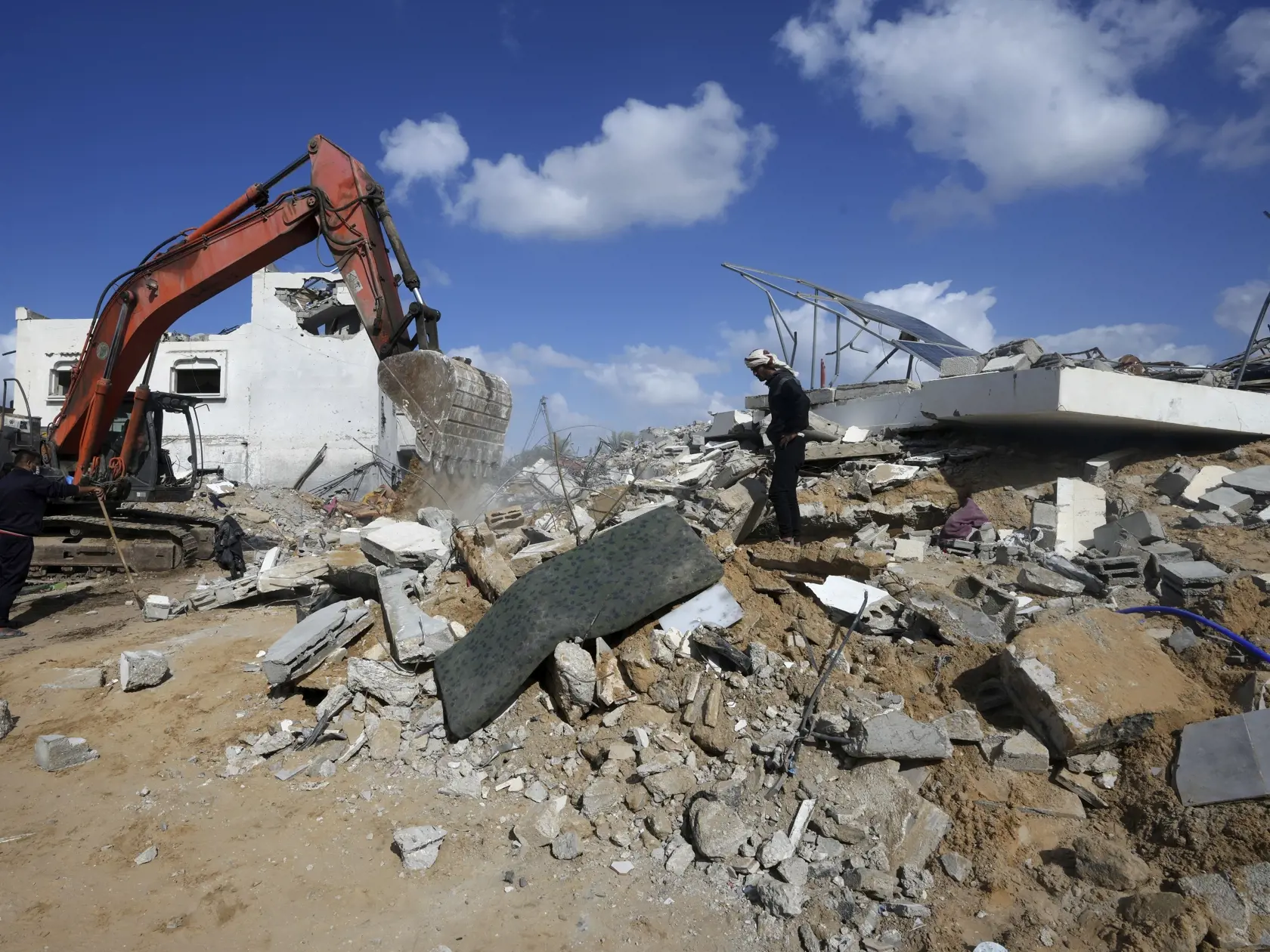 JB 11 Nusseirat - Palestínčania prehľadávajú v troskách zničeného domu telá rodiny Darwesh   zabitých pri izraelskom bombardovaní pásma Gazy v utečeneckom tábore Nusseirat 20. novembra 2023. FOTO TASR/AP

Palestinians search for the bodies of the Darwesh family killed in the Israeli bombardment of the Gaza Strip in Nusseirat refugee camp, central Gaza Strip, Monday, Nov. 20, 2023. (AP Photo/Adel Hana)