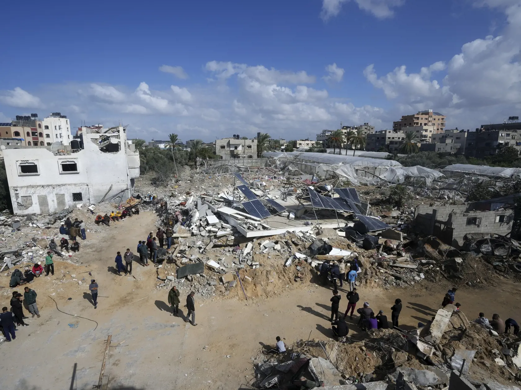 JB 13 Nusseirat - Palestínčania prehľadávajú v troskách zničeného domu telá rodiny Darwesh   zabitých pri izraelskom bombardovaní pásma Gazy v utečeneckom tábore Nusseirat 20. novembra 2023. FOTO TASR/AP

Palestinians search for the bodies of the Darwesh family killed in the Israeli bombardment of the Gaza Strip in Nusseirat refugee camp, central Gaza Strip, Monday, Nov. 20, 2023. (AP Photo/Adel Hana)