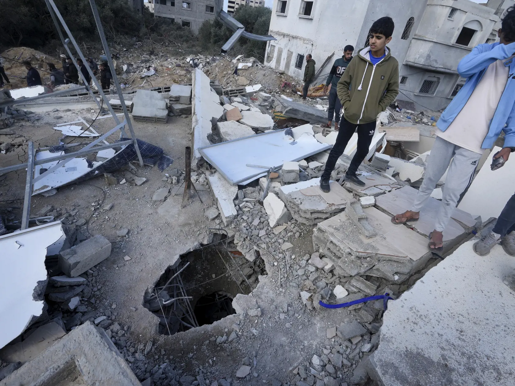 JB 15 Nusseirat - Palestínčania sa pozerajú na trosky zničeného domu rodiny Darwesh, ktorá bola zabitá pri izraelskom bombardovaní pásma Gazy v utečeneckom tábore Nusseirat 20. novembra 2023. FOTO TASR/AP

Palestinians look at the building of the Darwesh family, killed in the Israeli bombardment of the Gaza Strip, in Nusseirat refugee camp, central Gaza Strip, Monday, Nov. 20, 2023. (AP Photo/Adel Hana)