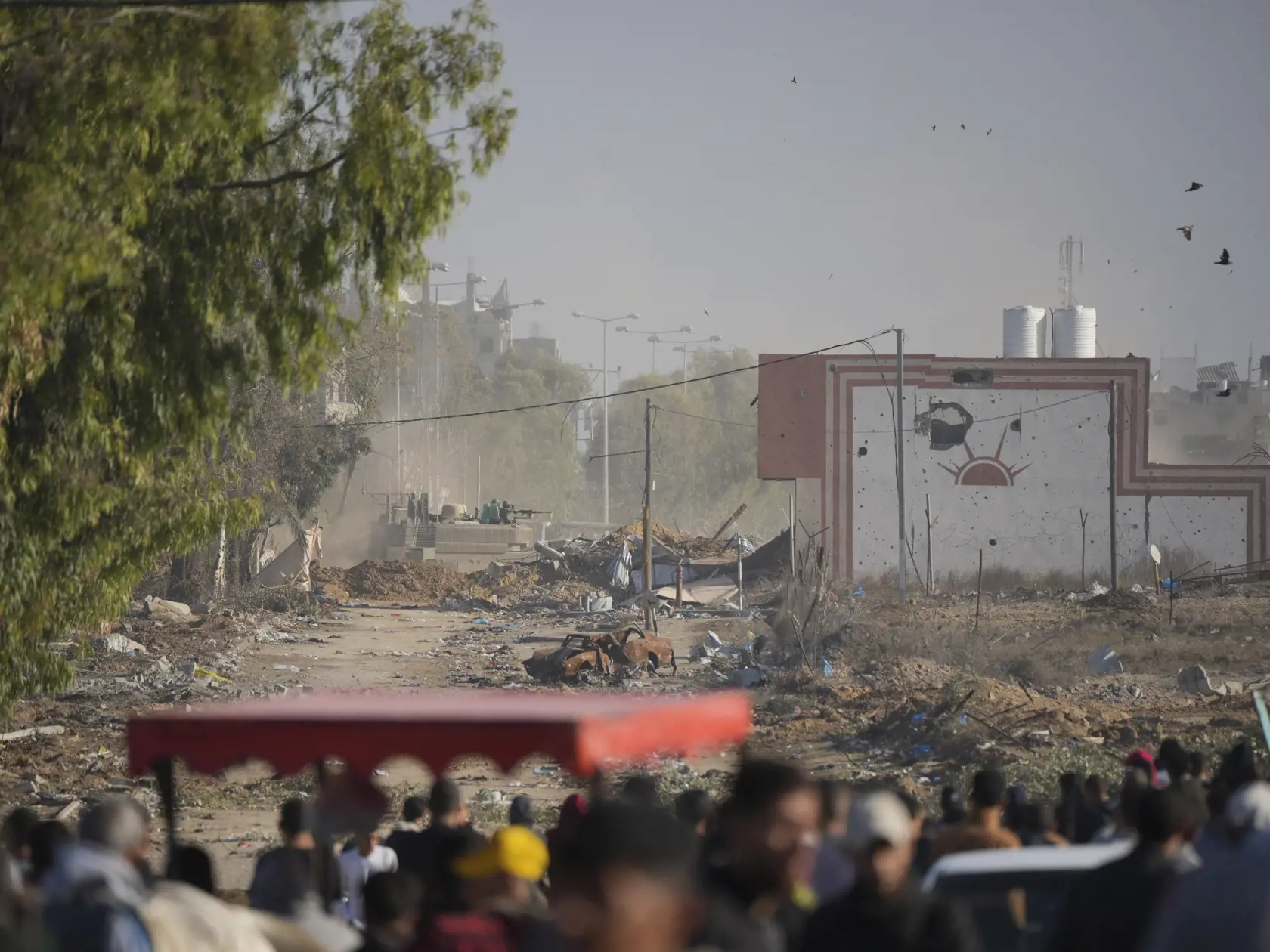 JB 25 Gaza - Palestínčania sa pokúšajú prekročiť späť na sever Pásma Gazy, zatiaľčo izraelský tank blokuje cestu Salah al-Din v centrálnom pásme Gazy 24. novembra 2023. Stovky vnútorne vysídlených Palestínčanov sa v piatok po začatí prímeria medzi Izraelom a palestínskym radikálnym hnutím Hamas snažili dostať späť do svojich domovov v severnej časti Pásma Gazy. Informovala o tom agentúra DPA, ktorá sa odvolala na očitých svedkov. FOTO TASR/AP

Palestinians try to cross back into northern Gaza as