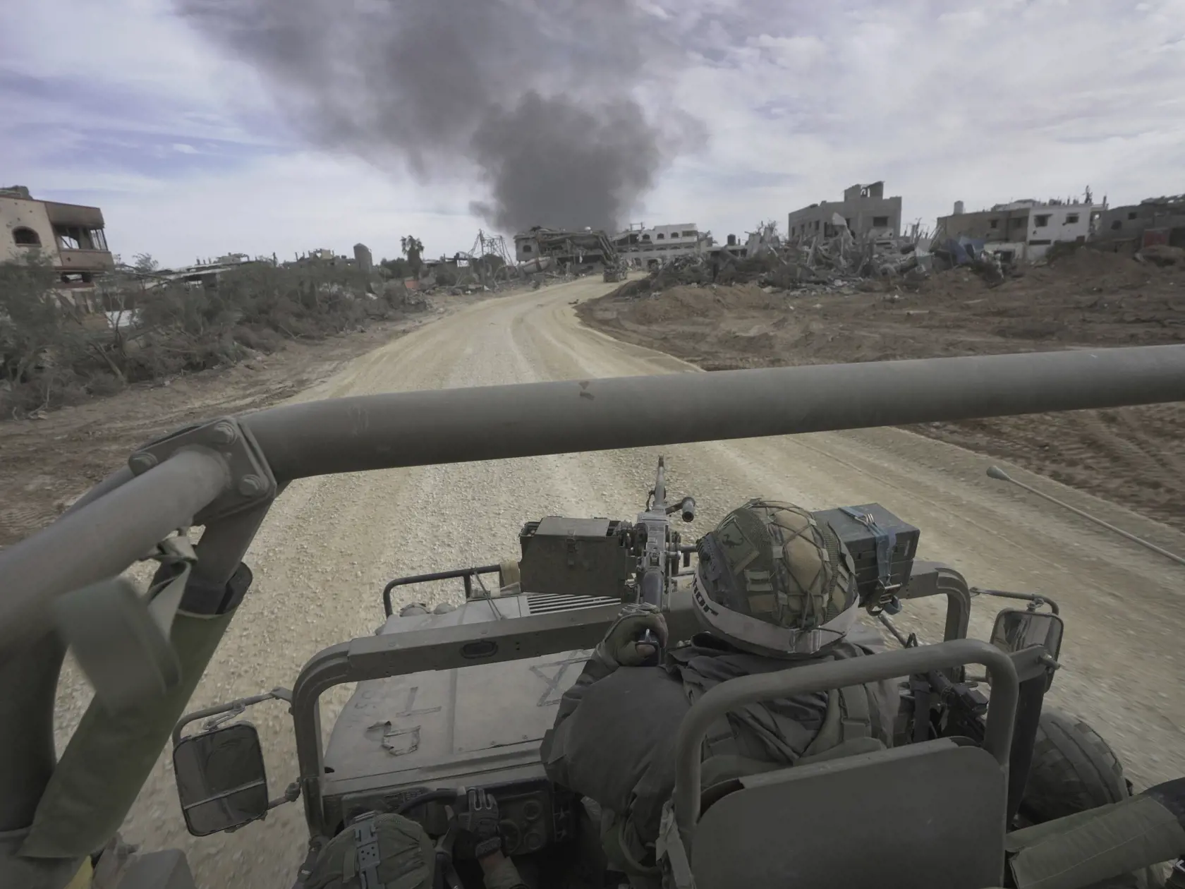 JB 15 Gaza - Izraelskí vojaci počas vojenskej pozemnej operácie v pásme Gazy 22. novembra 2023. FOTO TASR/AP

Israeli soldiers are seen during a ground operation in the Gaza Strip, Wednesday, Nov. 22, 2023. (AP Photo/Victor R. Caivano)