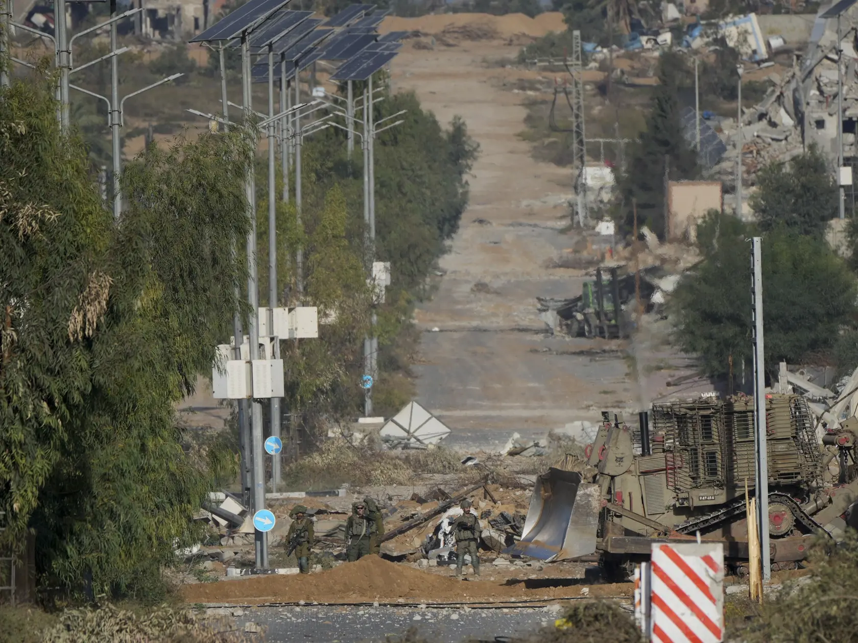 JB 29 Gaza - Izraelskí vojaci hliadkujú na ceste Salah al-Din v centrálnom pásme Gazy 24. novembra 2023, zatiaľčo sa Palestínčania pokúšajú prekročiť späť na sever Pásma Gazy. Stovky vnútorne vysídlených Palestínčanov sa v piatok po začatí prímeria medzi Izraelom a palestínskym radikálnym hnutím Hamas snažili dostať späť do svojich domovov v severnej časti Pásma Gazy. Informovala o tom agentúra DPA, ktorá sa odvolala na očitých svedkov. FOTO TASR/AP

Israeli soldiers stand on Salah al-Din road i