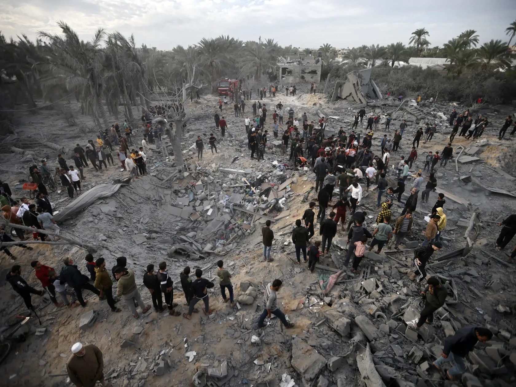 JB 12 Chán Júnis - Palestínčania skúmajú škody zničeného domu po izraelskom bombardovaní pásma Gazy v meste Chán Júnis, na juhu pásma Gazy 22. novembra 2023. FOTO TASR/AP

Palestinians inspect the damage of a destroyed house following Israeli airstrikes in the town of Khan Younis, southern Gaza Strip, Wednesday, Nov. 22, 2023. (AP Photo/Mohammed Dahman)