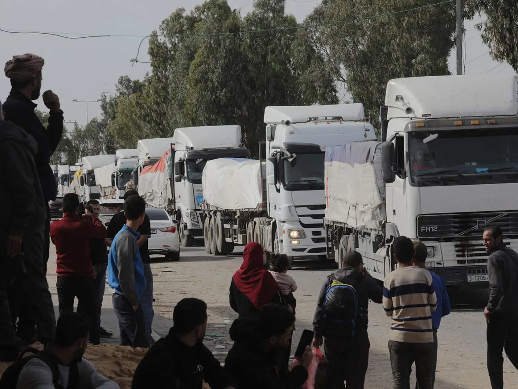 Na snímke kamióny s humanitárnou pomocou smerujú do Pásma Gazy25. novembra 2023.