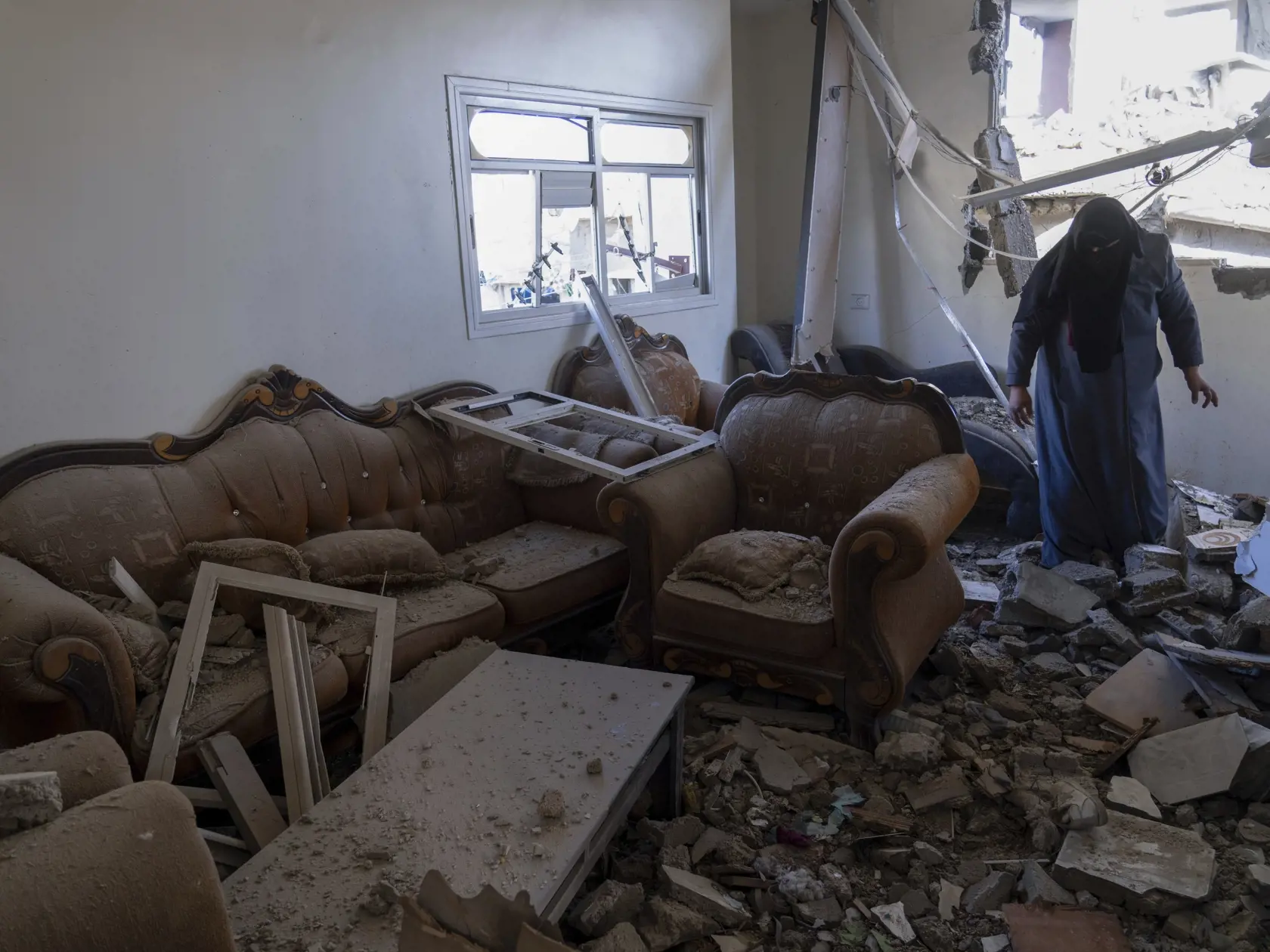 JB 35 Chán Júnis - Palestínčanka skúma svoj poškodený dom po izraelskom leteckom útoku na pásmo Gazy v meste Chán Júnis, na juhu pásma Gazy 3. decembra 2023. FOTO TASR/AP

A Palestinian woman inspects a damaged house following Israeli airstrikes on the town of Khan Younis, Gaza, Sunday, Dec. 3, 2023. (AP Photo/Fatima Shbair)