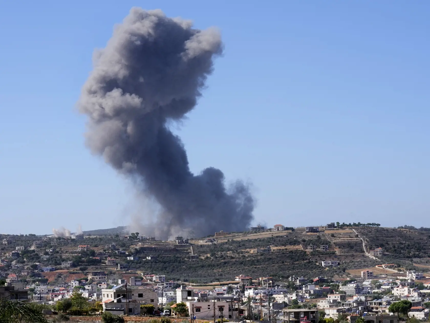 JB 25 Aita al-Shaab - Čierny dym stúpa po izraelskom leteckom útoku na predmestie libanonskej dediny Aita al-Shaab neďaleko hranice s Izraelom, na juhu Libanonu 4. novembra 2023. Na izraelsko-libanonských hraniciach dochádza od vypuknutia konfliktu medzi Izraelom a palestínskym hnutím Hamas v Gaze pravidelne k prestrelkám, ktoré si už vyžiadali viacero mŕtvych na oboch stranách.
 FOTO TASR/AP

Black smoke rises from an Israeli airstrike on the outskirts of Aita al-Shaab, a Lebanese border villag