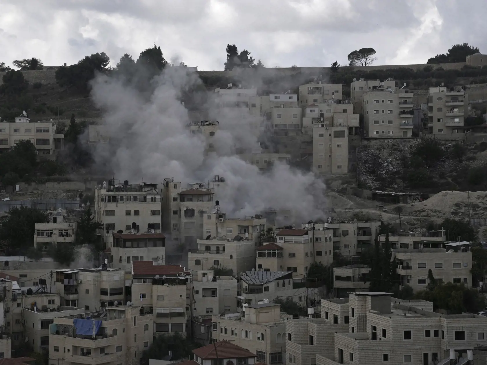 JB 26 Jeruzalem - Izraelské jednotky búrajú rodinný dom Palestínčana Khairyho Alqama v prevažne arabskej štvrti Al-Tur vo východnom Jeruzaleme 15. novembra 2023. Izraelská armáda pokračuje s demoláciou niekoľko desiatok palestínskych domov vo východnom Jeruzaleme. FOTO TASR/AP  

Israeli forces demolish the family house of Palestinian Khairy Alqam in the mostly Arab neighborhood of Al-Tur in east Jerusalem, Wednesday Nov. 15, 2023. Alqam, 21, was killed in a shootout with officers after killing 
