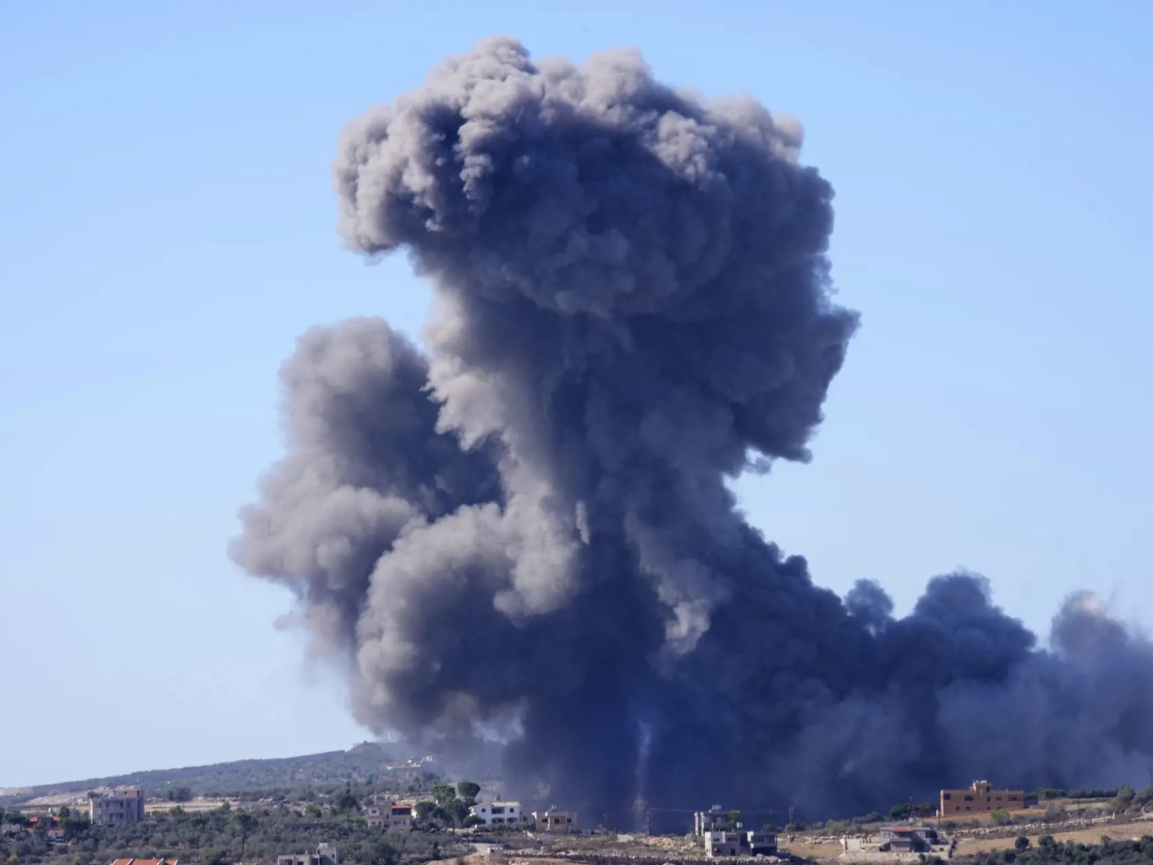 JB 28 Aita al-Shaab - Čierny dym stúpa po izraelskom leteckom útoku na predmestie libanonskej dediny Aita al-Shaab neďaleko hranice s Izraelom, na juhu Libanonu 4. novembra 2023. Na izraelsko-libanonských hraniciach dochádza od vypuknutia konfliktu medzi Izraelom a palestínskym hnutím Hamas v Gaze pravidelne k prestrelkám, ktoré si už vyžiadali viacero mŕtvych na oboch stranách. FOTO TASR/AP

Black smoke rises from an Israeli airstrike on the outskirts of Aita al-Shaab, a Lebanese border village