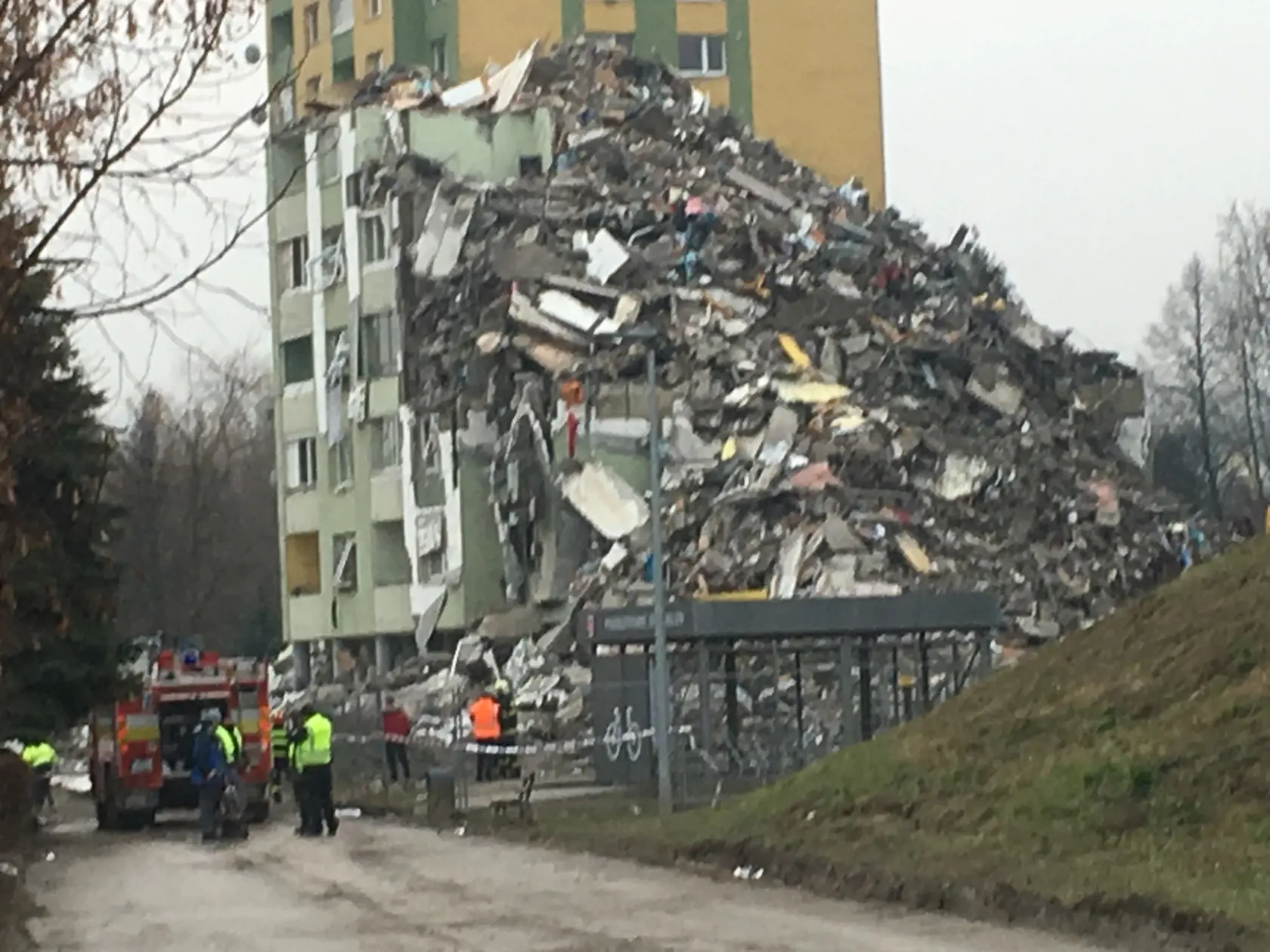 Z bytovky ostalo len torzo, ktoré je zasypané tonami sitín.