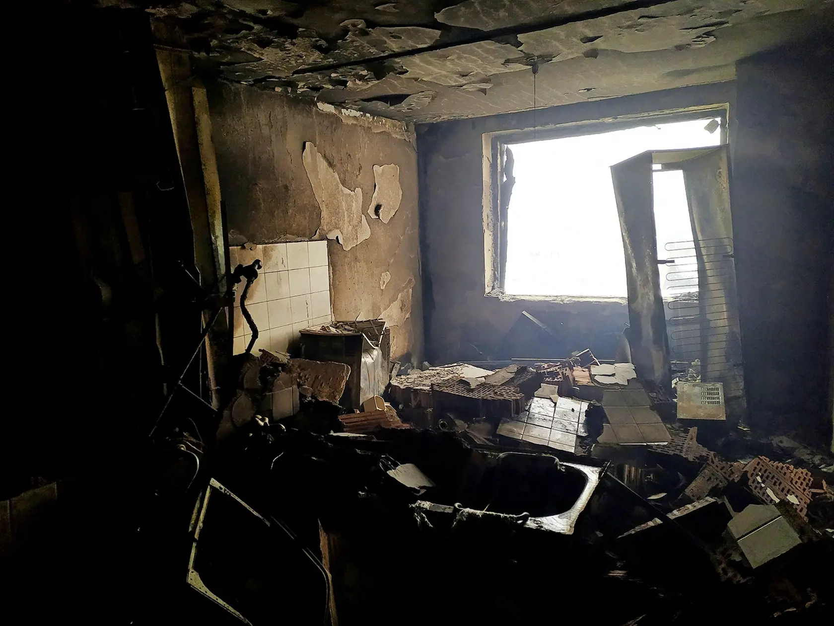 Obrazy apokalypsy: V prešovskom paneláku to vyzerá ako po  bombardovaní, byty sú zničené na nepoznanie, dom budú musieť zbúrať.