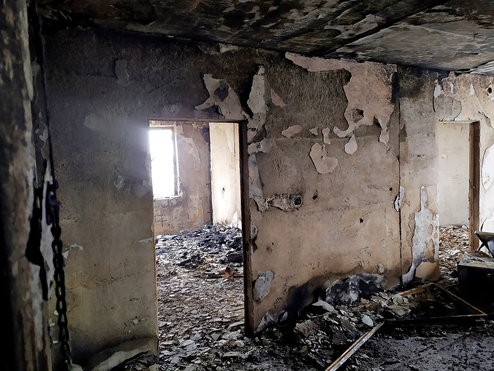 Obrazy apokalypsy: V prešovskom paneláku to vyzerá ako po  bombardovaní, byty sú zničené na nepoznanie, dom budú musieť zbúrať.