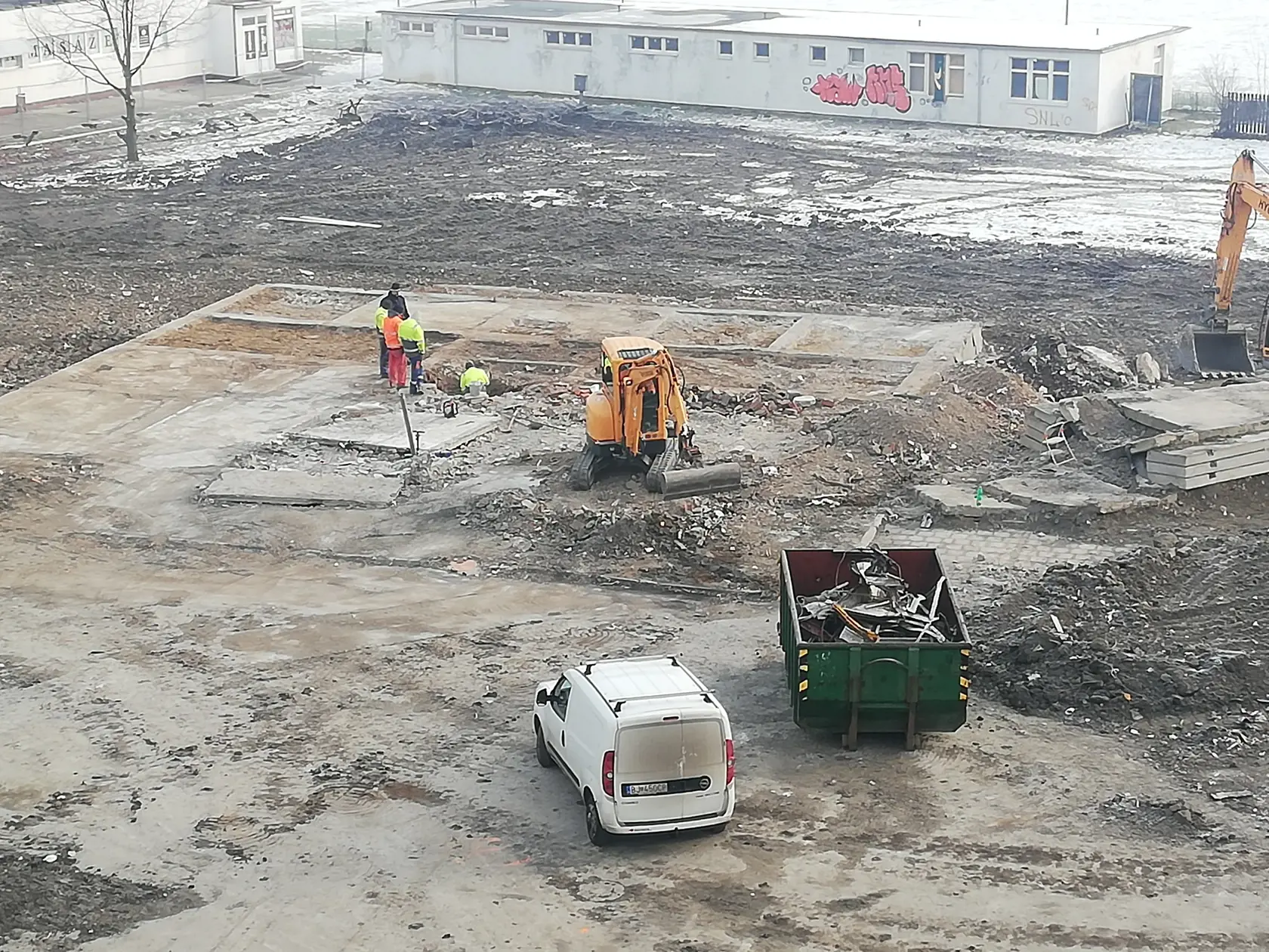 Pohľad zhora na miesto po zbúranej bytovke na Mukačevskej číslo 7 v Prešove.