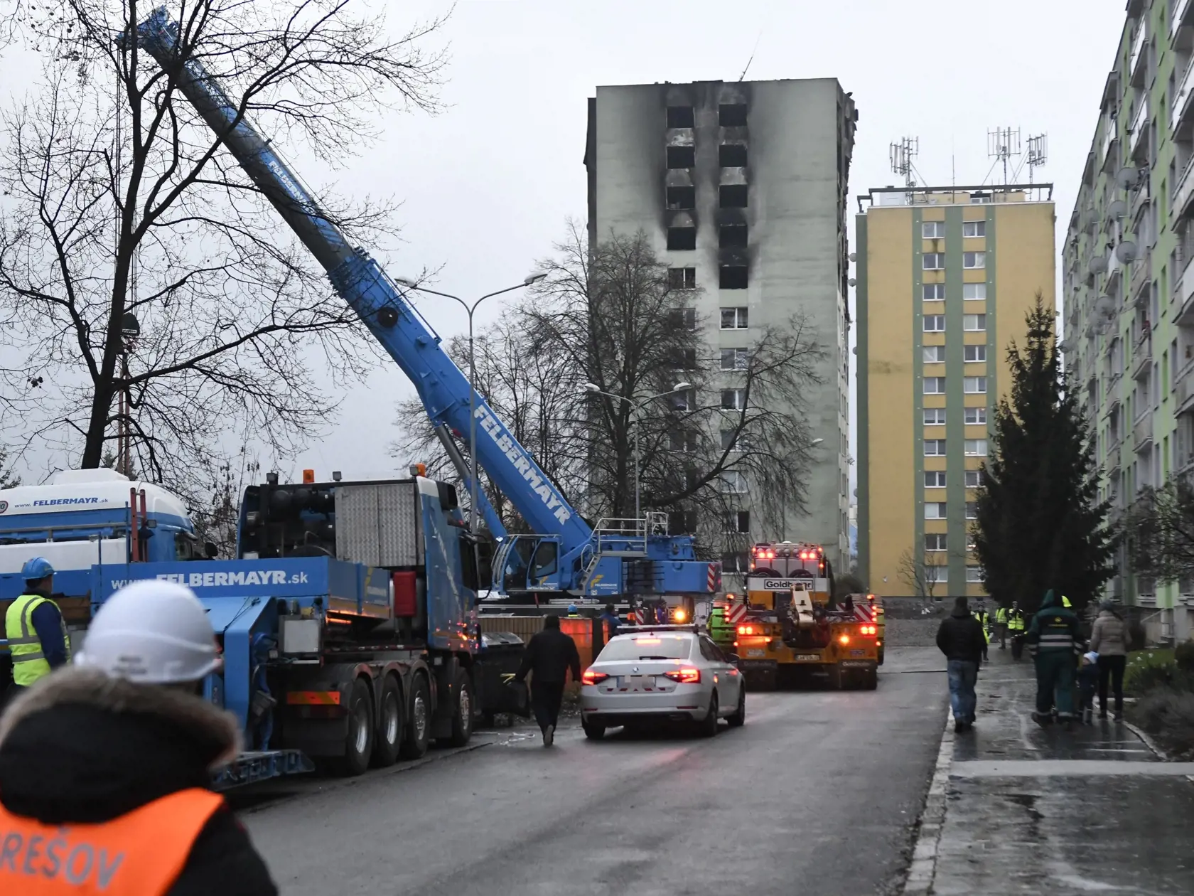 Na snímke príchod prvých častí stavebného demolačného stroja na Mukačevskej ulici v Prešove, ktorým budú búrať bytovku po výbuch plynu. Nadrozmerný náklad stavebného stroja dorazil z Českej republiky do Prešova popoludní 13. decembra 2019.  Výbuch plynu a následný požiar v 12-podlažnej bytovke na prešovskom sídlisku 6. decembra neprežilo sedem ľudí a jedna osoba je nezvestná. Bytovka je zničená, svoje domovy museli dočasne opustiť aj obyvatelia viacerých okolitých domov. FOTO TASR – Milan Kapust
