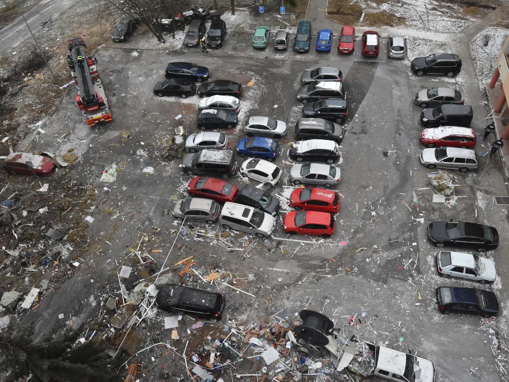Pohľad na parkovisko zo susednej budovy zhoreného panelového domu na Mukačevskej ulici v Prešove po ničivom výbuchu plynu v sobotu 7. decembra 2019. FOTO TASR - TASR-Vladimír Benko/MV SR