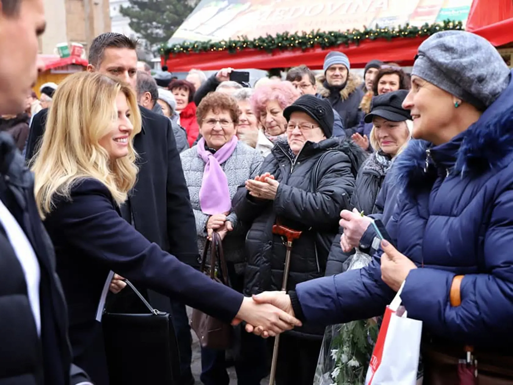 Zuzana Čaputová sa v Prešove 10 dní po výbuchu plynu v bytovke na Mukačevskej  stretla s hasičmi ale aj s obeťami tragédie.