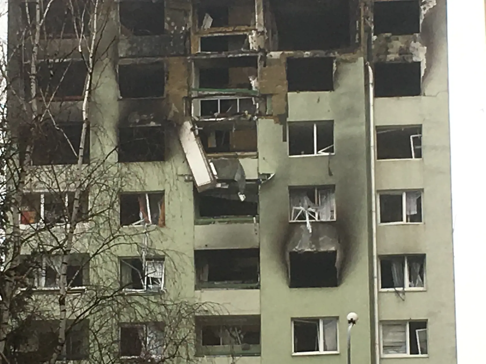 Panelák po tom, čo sa do neho zahryzli mechanizmy vyzeral desivo.
