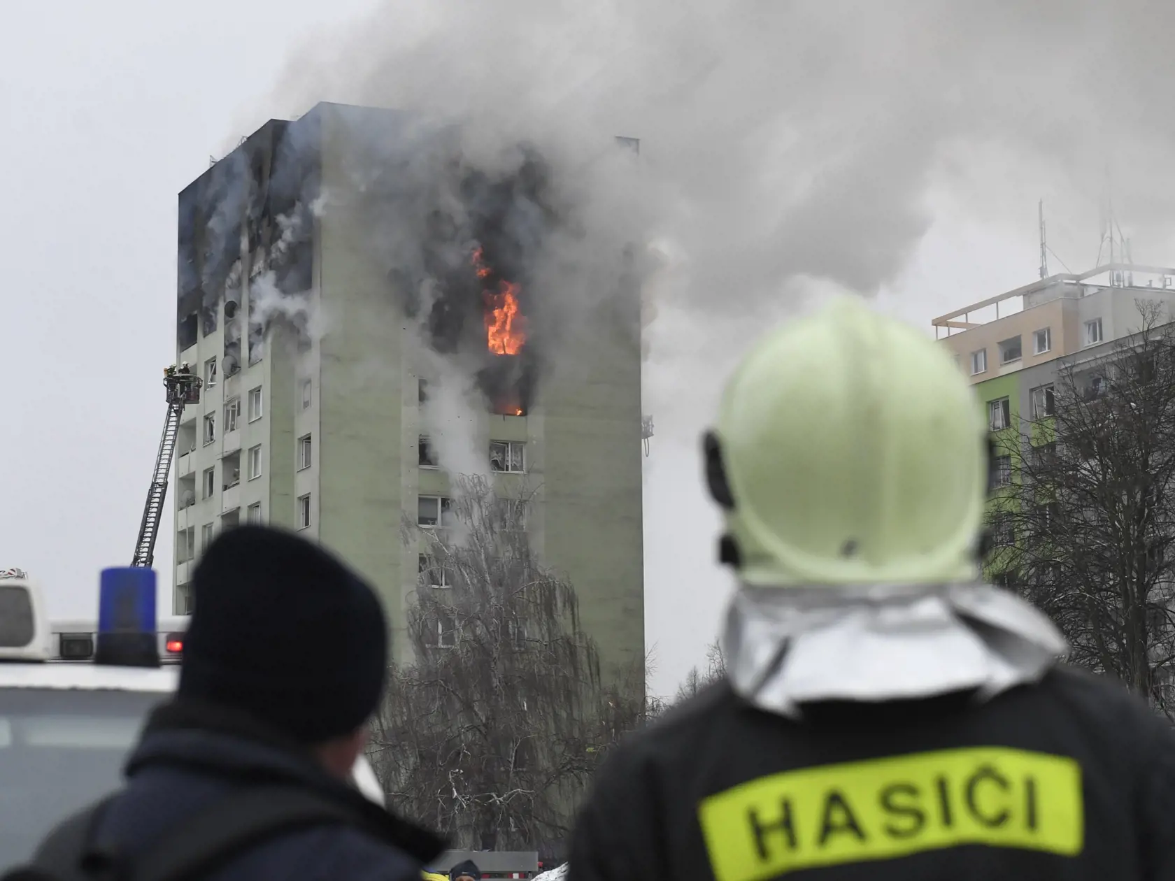 Na snímke horiaci bytový dom v Prešove 6. decembra 2019. Požiar mal vzniknúť po výbuchu horných poschodí 12 podlažnej bytovky pred 12.15 h. Polícia zatiaľ potvrdila štyri obete.  FOTO TASR - František Iván 
