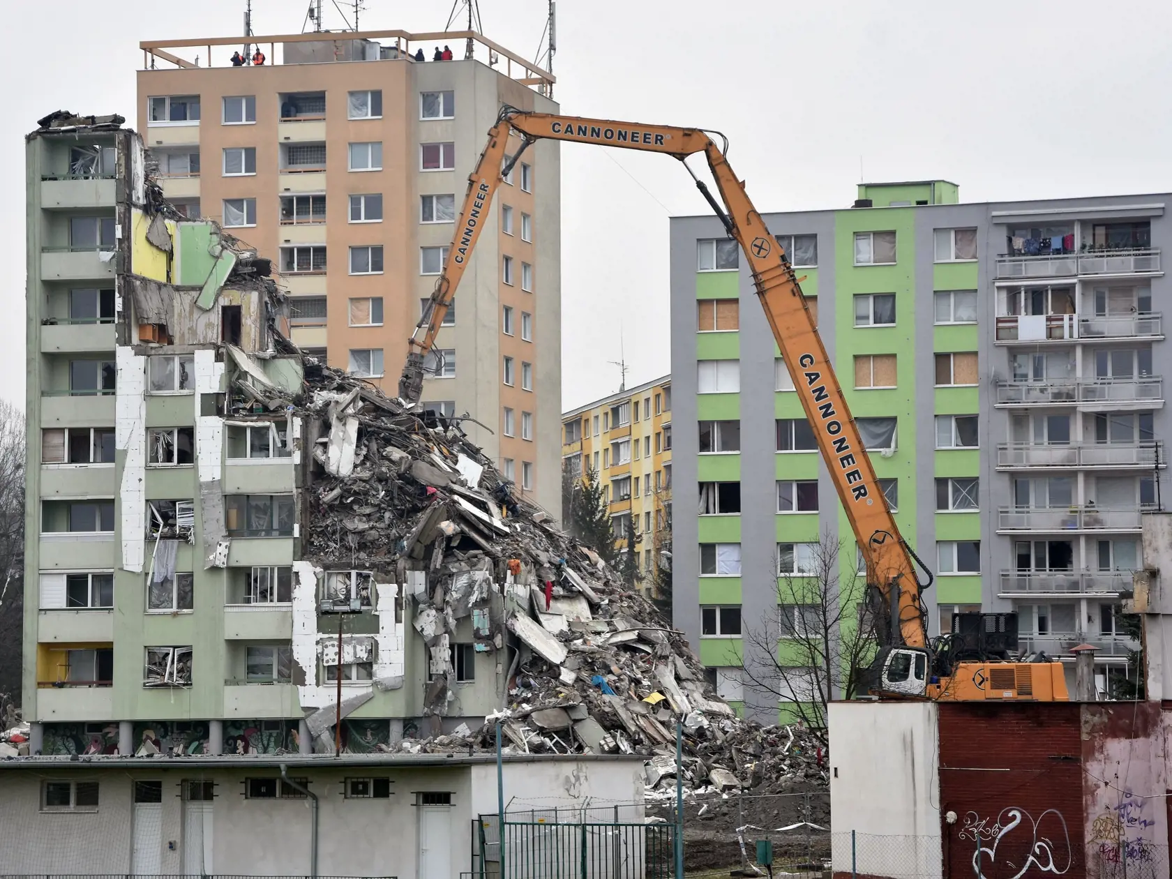 Na snímke tretí deň demolácie 12-podlažnej bytovky na Mukačevskej ulici v Prešove 18. decembra 2019. Bytovku zničil výbuch plynu 6.decembra. Výbuch neprežilo sedem ľudí a jedna osoba je nezvestná. FOTO TASR – Roman Hanc