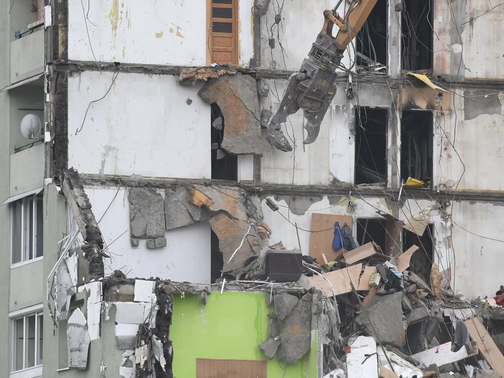 Na snímke druhý deň demolácie bytovky v popoludňajších hodinách na Mukačevskej ulici v Prešove 17. decembra 2019. FOTO TASR – Milan Kapusta 
