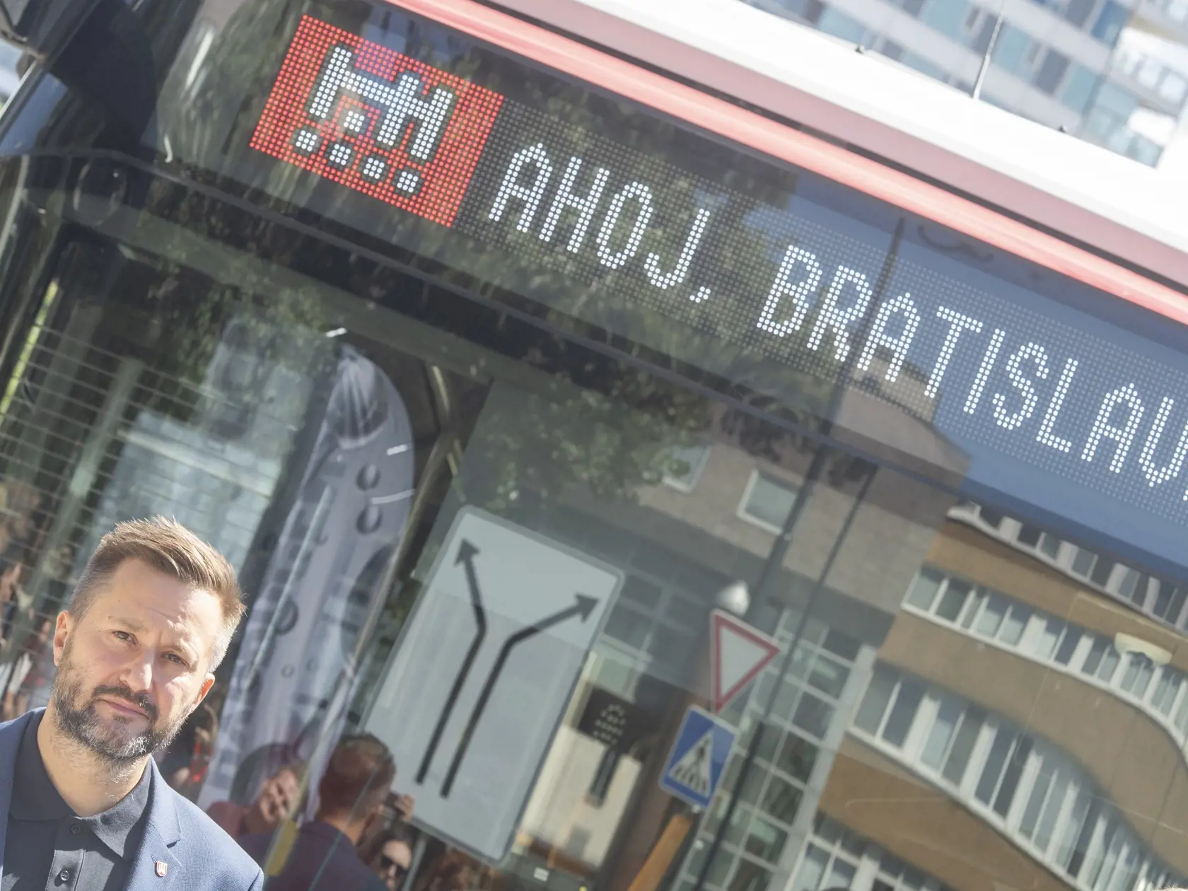 Dopravný podnik Bratislava (DPB), ktorý v hlavnom meste prevádzkuje mestskú hromadnú dopravu (MHD), sa stal prvým dopravcom s flotilou vodíkových autobusov na Slovensku. Prvé štyri vodíkové autobusy začnú premávať v utorok (1. 8.). Na snímke primátor Bratislavy Matúš Vallo počas brífingu v Bratislave 31. júla 2023. FOTO TASR - Martin Baumann
