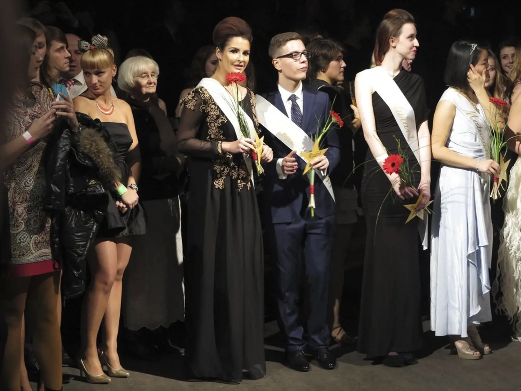 Kateřina Zemanová (20, štvrtá sprava) svojim plesovým outfitom, podľa českých médií, neohúrila.